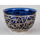 Pekingglas-Schale + Silber, China, 18. Jh./ um 1900. Blaues Pekingglas (18. Jh.) und filigrane