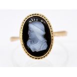 Ring mit Kamee, 30- er Jahre. 585/- Gelbgold. Gesamtgewicht ca. 2,7 g. Lagenonyx mit geschnitte