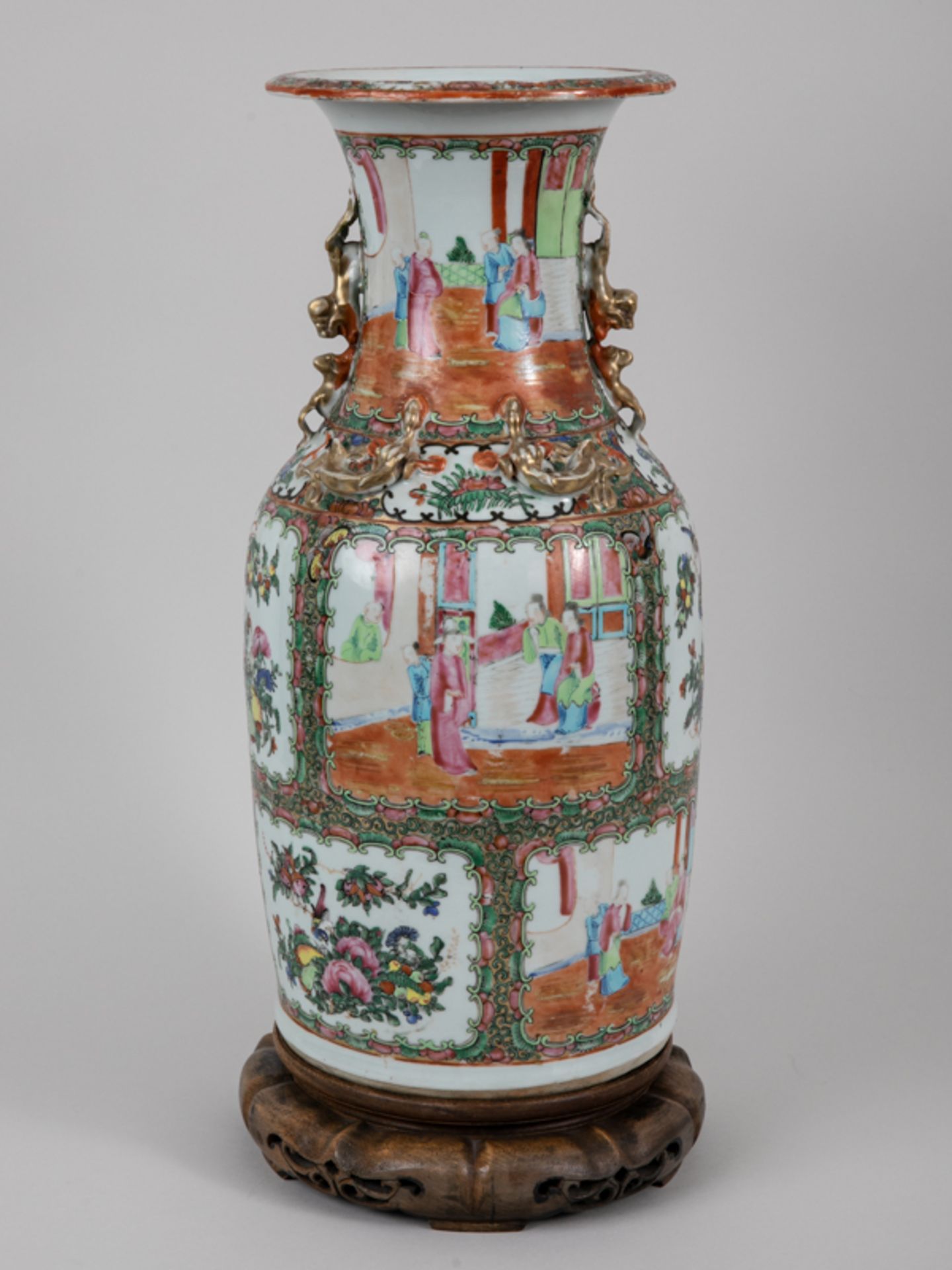 Große Kanton-Vase "Famille rose" m. Holzsockel, China, 19. Jh. Porzellan mit goldstaffierter p - Bild 2 aus 10