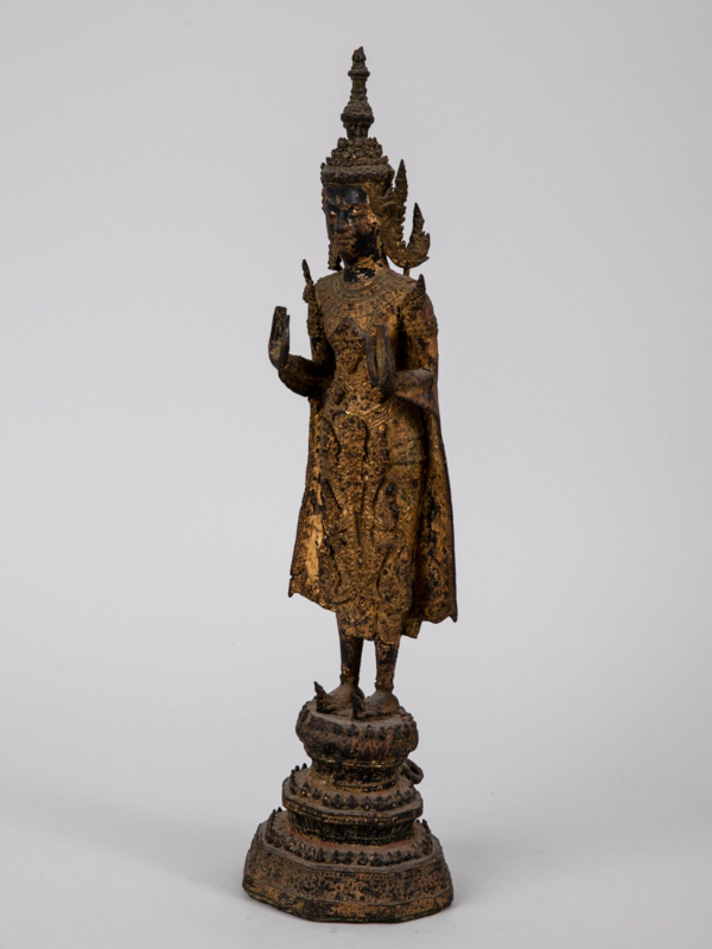 Buddhistische Tempelfigur, Thailand, 18./19. Jh. Bronze/Metallguss mit Resten alter Fassung und