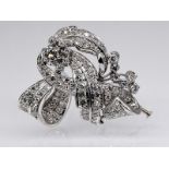 Brosche mit zus. ca. 3 ct Altschliff-Diamanten und Diamantrosen, Art Deco. Platin. Gesamtgewich