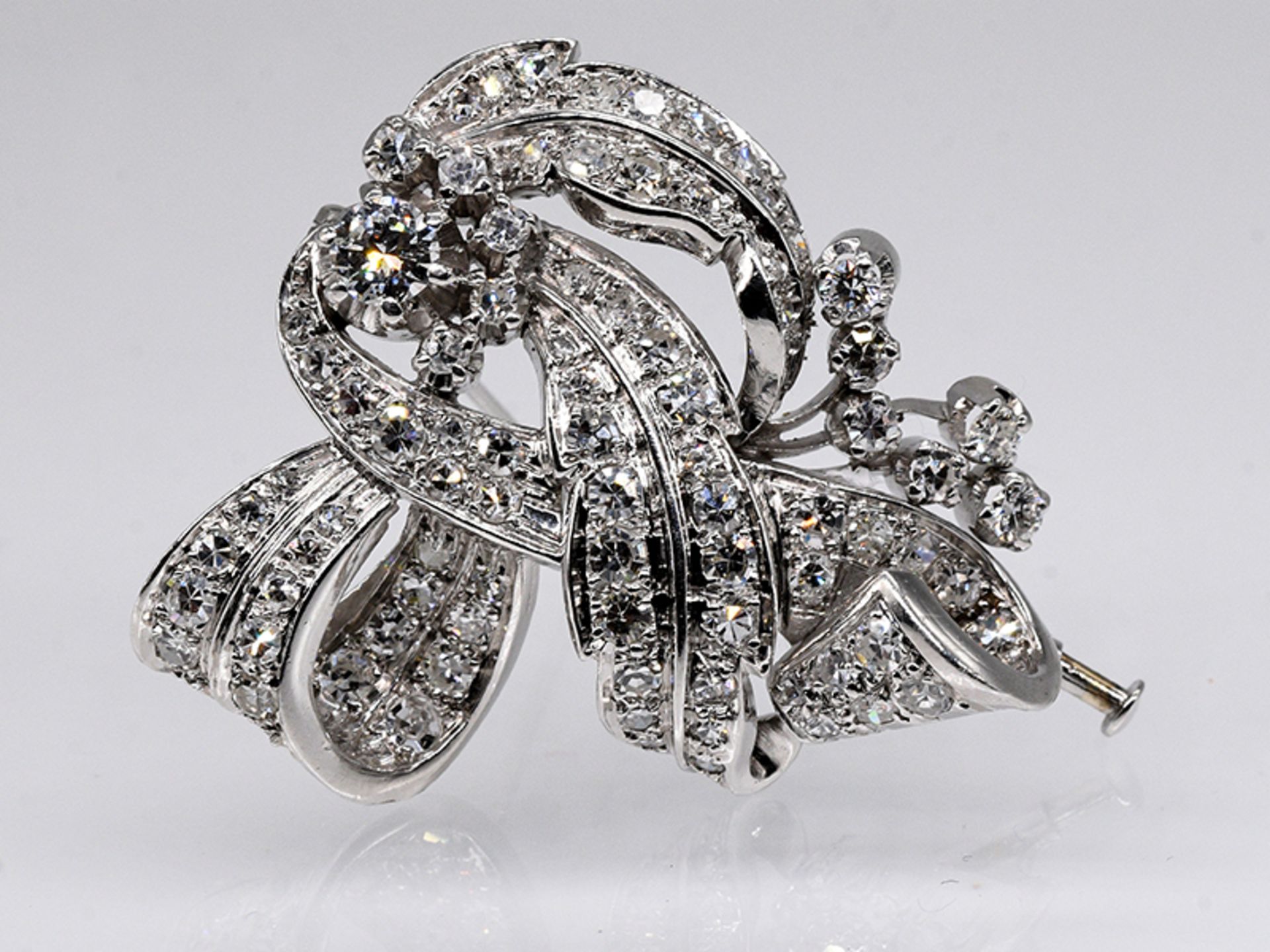 Brosche mit zus. ca. 3 ct Altschliff-Diamanten und Diamantrosen, Art Deco. Platin. Gesamtgewich