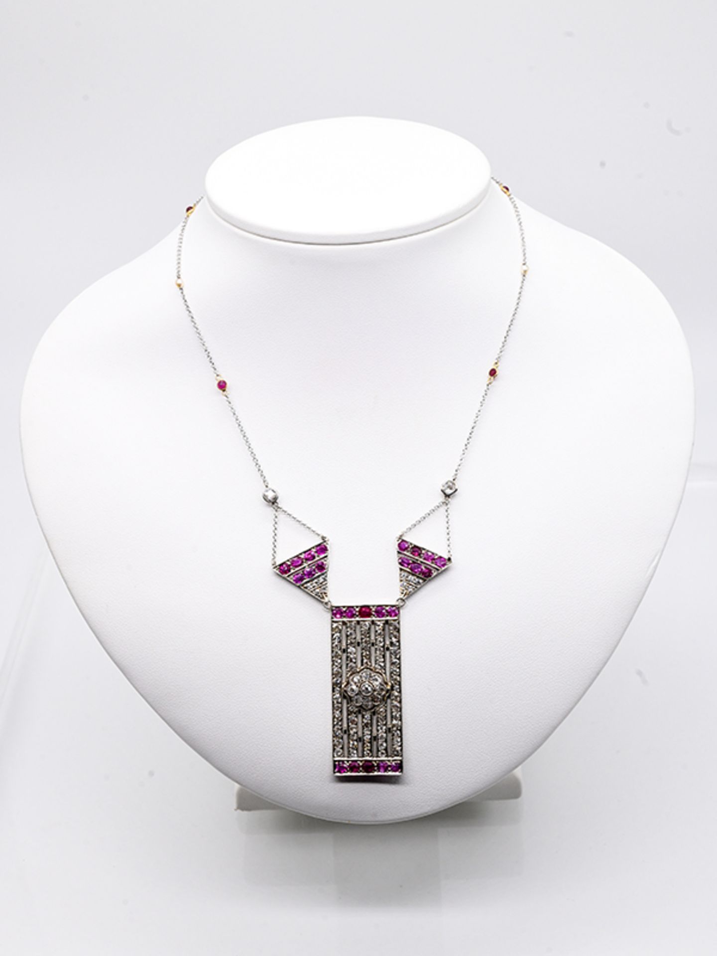 Art Deco Collier mit zus. ca. 3,6 ct Altschliff-Diamanten, Rubinen und Orientperlen, um1920 750 - Bild 3 aus 4