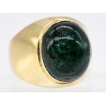 Bandring mit Smaragd-Cabochon, 80-er Jahre. 585/- Gelbgold. Gesamtgewicht ca. 8,5 g. Hohe spitz