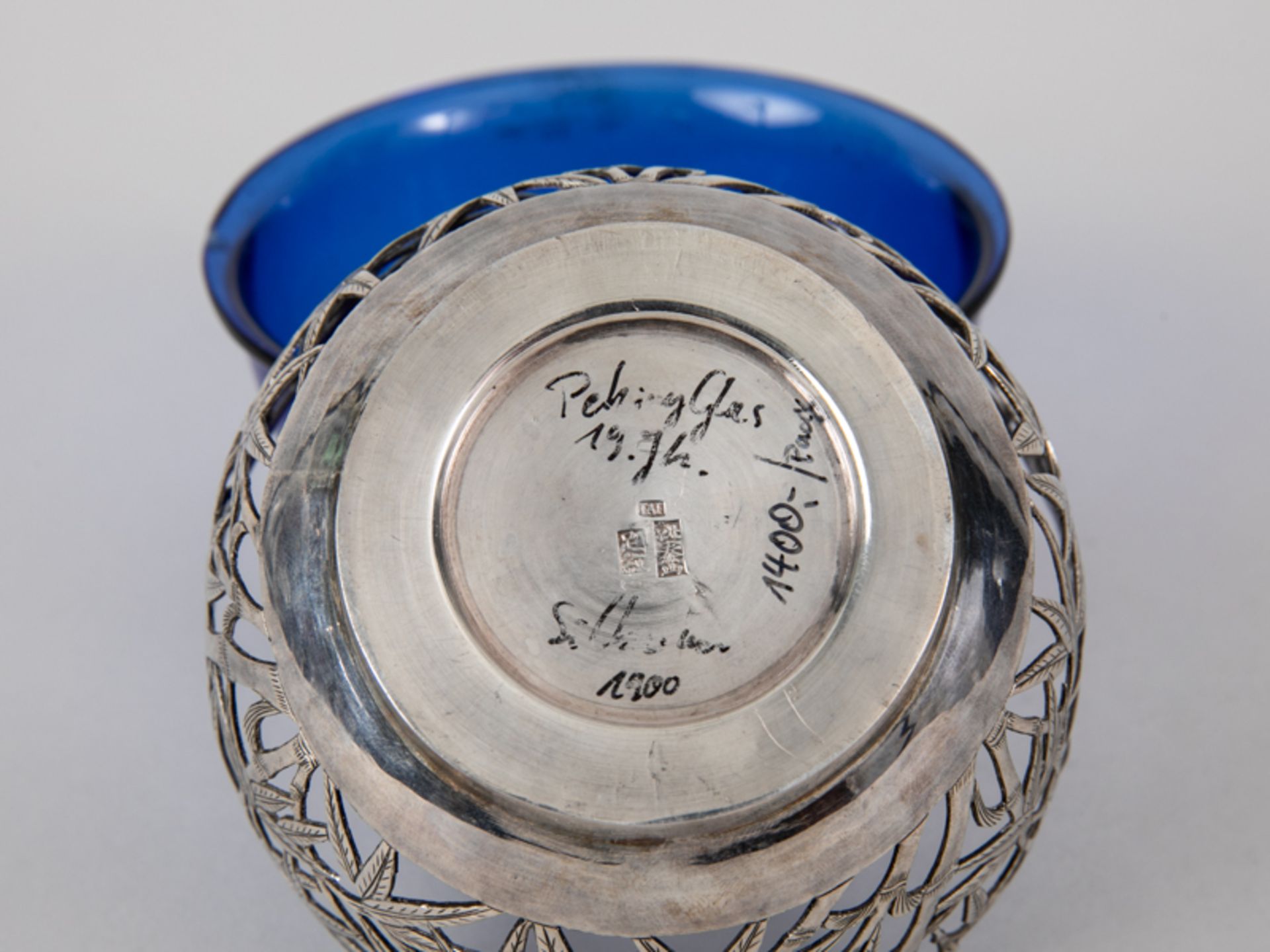 Pekingglas-Schale + Silber, China, 18. Jh./ um 1900. Blaues Pekingglas (18. Jh.) und filigrane - Bild 3 aus 3