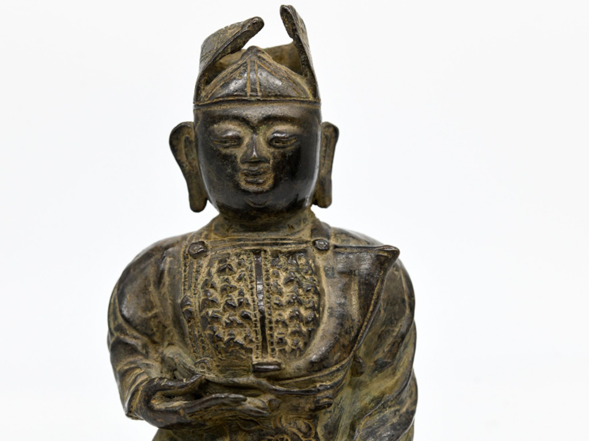 Ahnen-/Tempelfigur im Stil der Ming-Zeit; Tibet oder China; wohl 19./20. Jh.Bronze mit Alterspatina; - Image 2 of 10