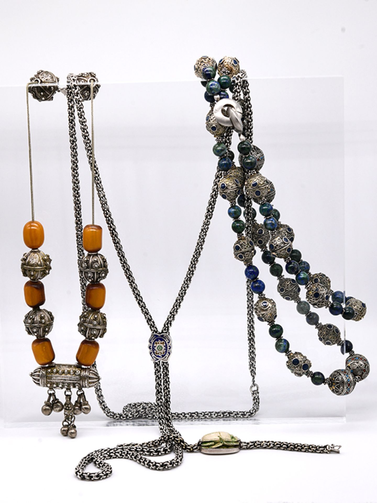 3 verschiedene Ketten und 1 Armband mit Farbsteinen und Emaille; im orientalischen Stil; 20. Jh.