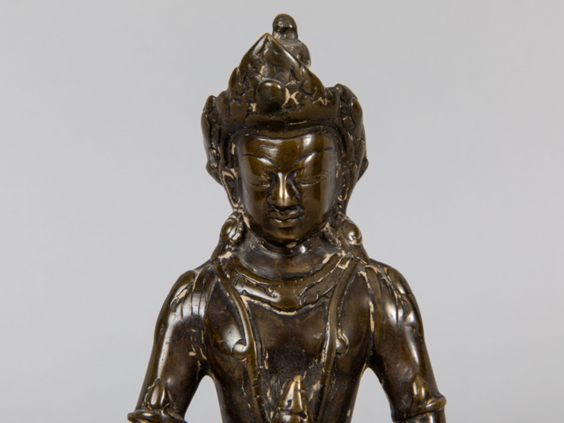 Kleine Plastik des Buddha Dhyana; wohl Tibetochinesisch; 19./20. Jh.Bronze; patiniert; auf - Image 4 of 10