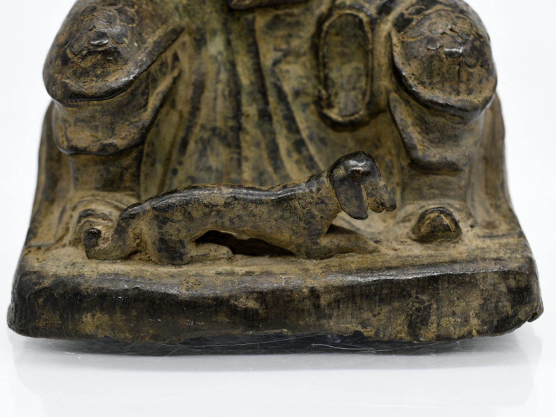 Ahnen-/Tempelfigur im Stil der Ming-Zeit; Tibet oder China; wohl 19./20. Jh.Bronze mit Alterspatina; - Image 7 of 10