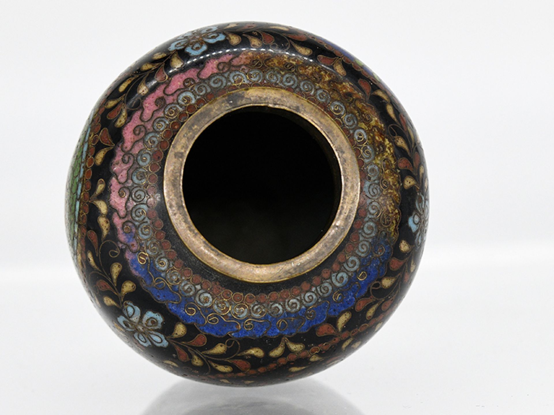 Kleine Cloisonné-Vase; China; wohl 19. Jh.Kupfer/Messing mit polychromem Emaille-Cloisonnédekor; u. - Image 3 of 5