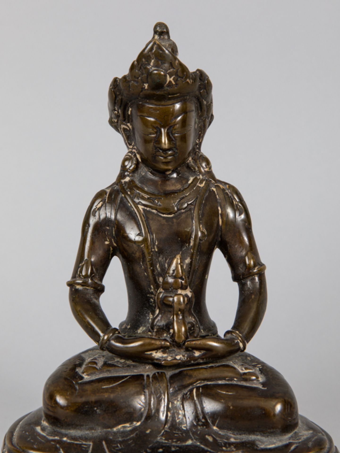 Kleine Plastik des Buddha Dhyana; wohl Tibetochinesisch; 19./20. Jh.Bronze; patiniert; auf - Image 10 of 10