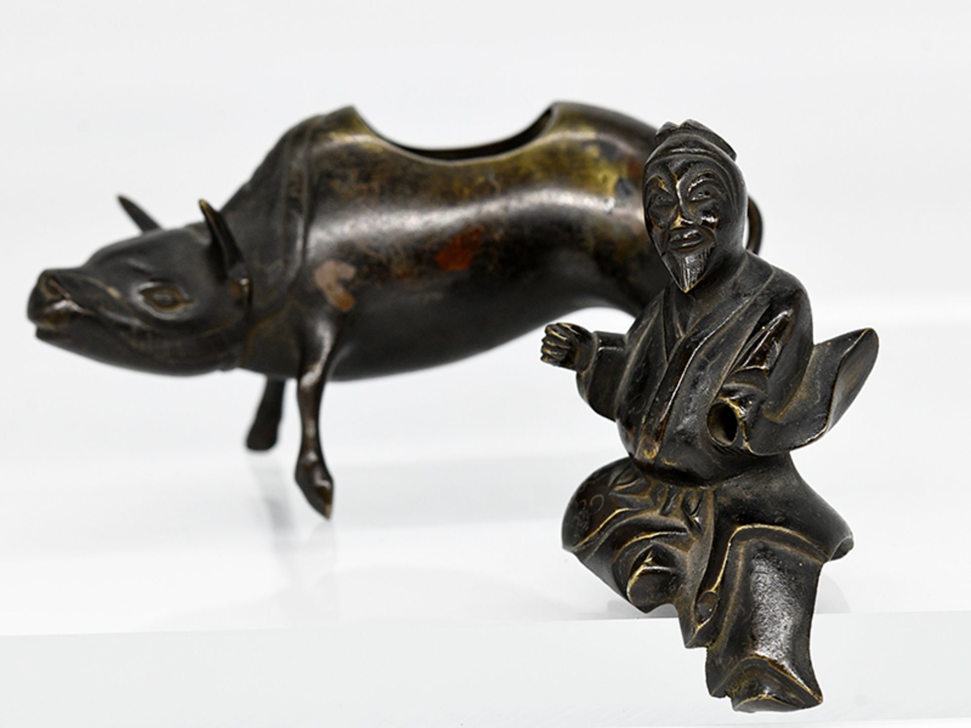 Paar Räuchergefäße als Wasserbüffelreiter-Plastiken ; China; 18./19. Jh.Bronze; jeweils 2-teilige - Image 10 of 11