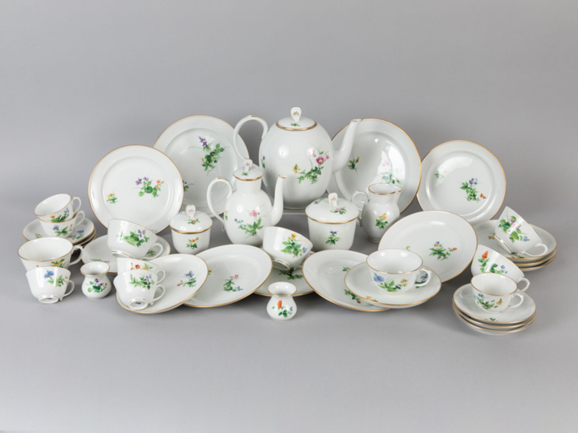 39-tlg. Tee- u. Mocca-Service "Wiesenblumen nach Findeisen" (für 6 Pers.); Meissen; 20. Jh. - Image 2 of 3