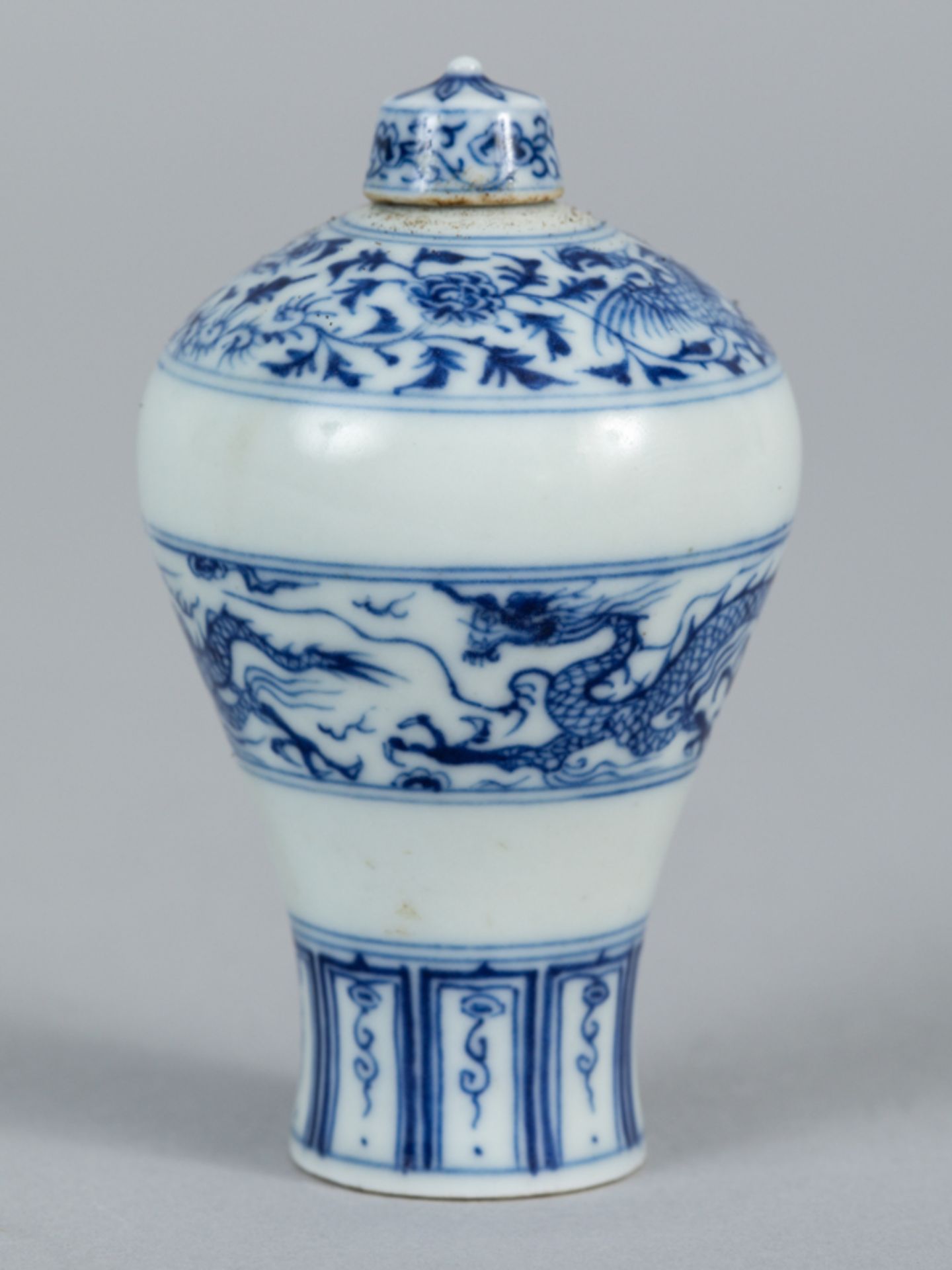 Snuffbottle in Meiping-Form mit Drachen-Bordüre; China 19./20. Jh.Porzellan mit unter Glasur - Image 7 of 7