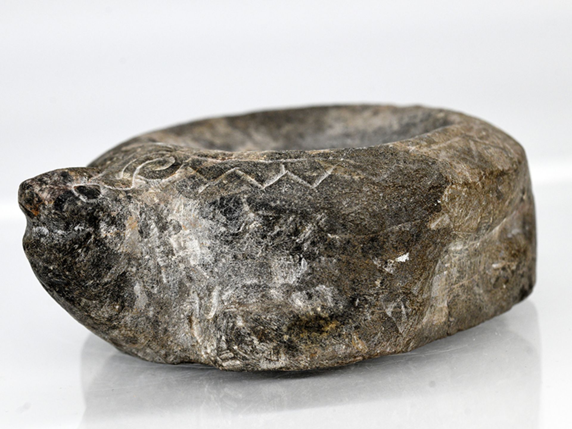 2 Stein-Gefäße; wohl Ostasien; wohl 18./19. Jahrhundert.Naturstein (wohl Sandstein und - Image 7 of 13