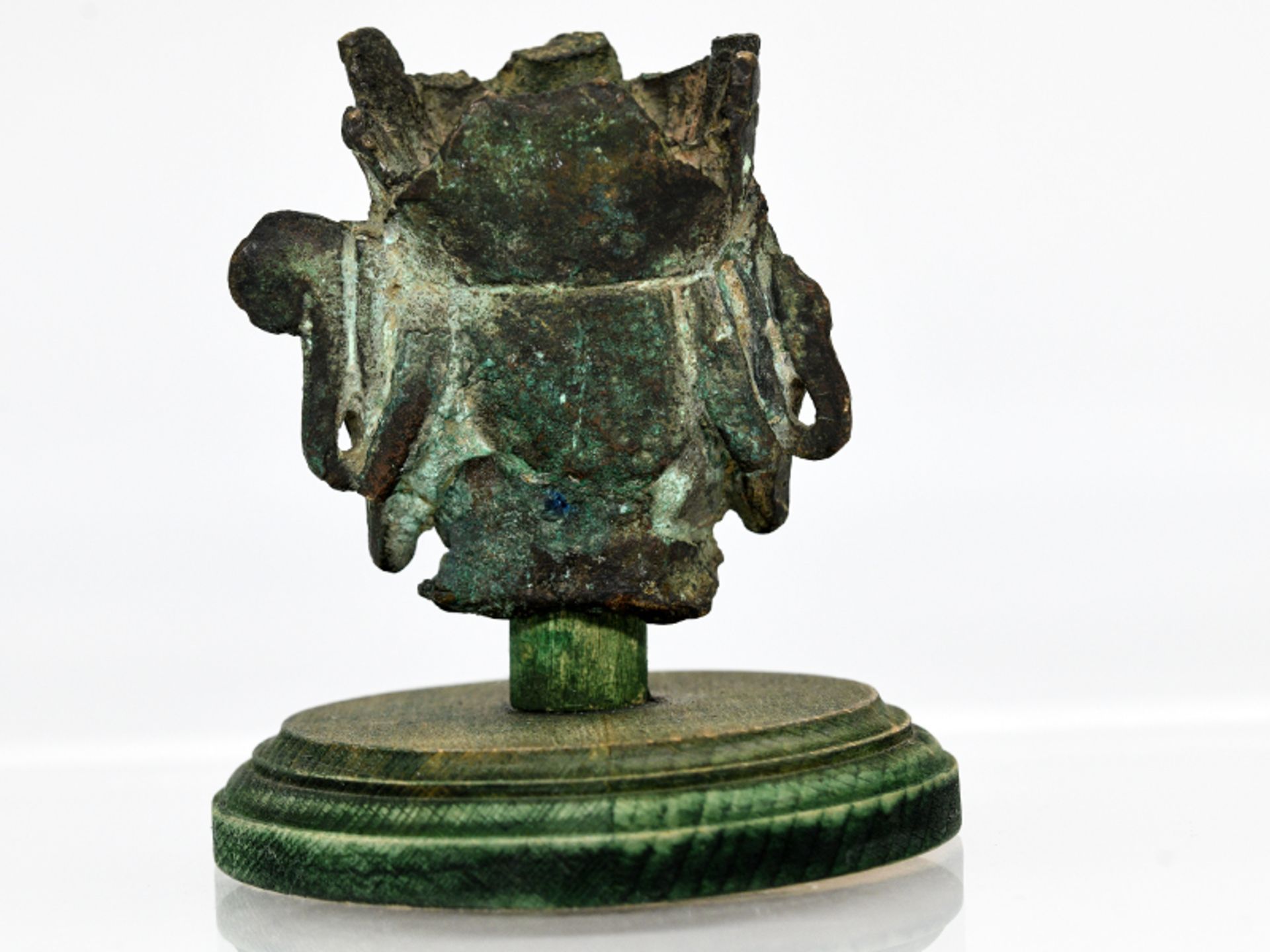 Kopf eines Bodhisattva; wohl Nepal oder Tibet; 17. oder 18. Jahrhundert.Bronze mit grüner Patina auf - Image 3 of 6