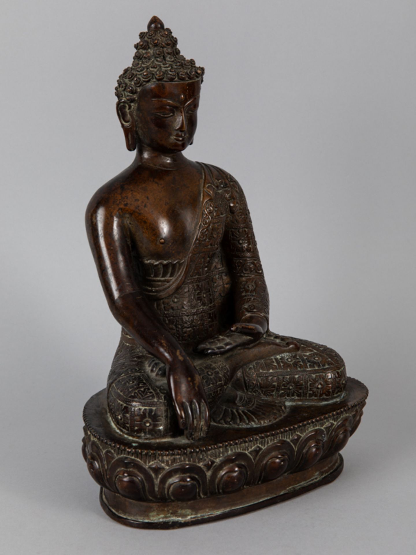 Buddha Shakyamuni; wohl Nepal; 19. Jh.Bronze; braungoldfarbig patiniert; mit verschlossener - Image 2 of 8