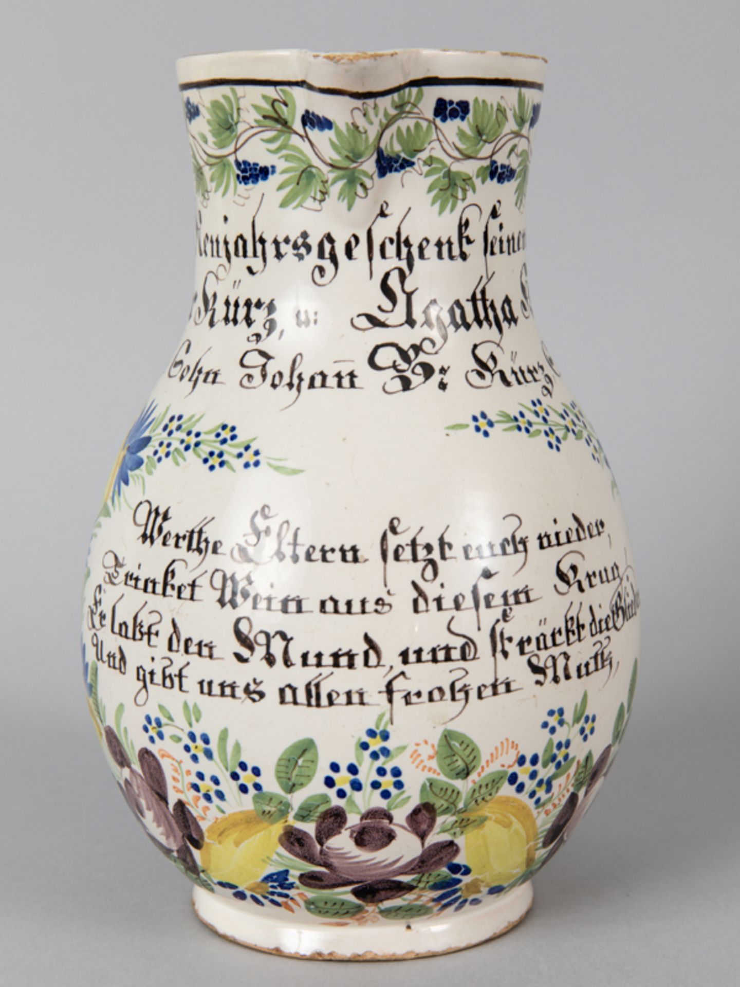 Durlacher Neujahrs-Birnkrug; 1842.<br><br>Fayence; farbig bemalt mit Blumenmotiven; Weinrankenbordür - Bild 6 aus 7