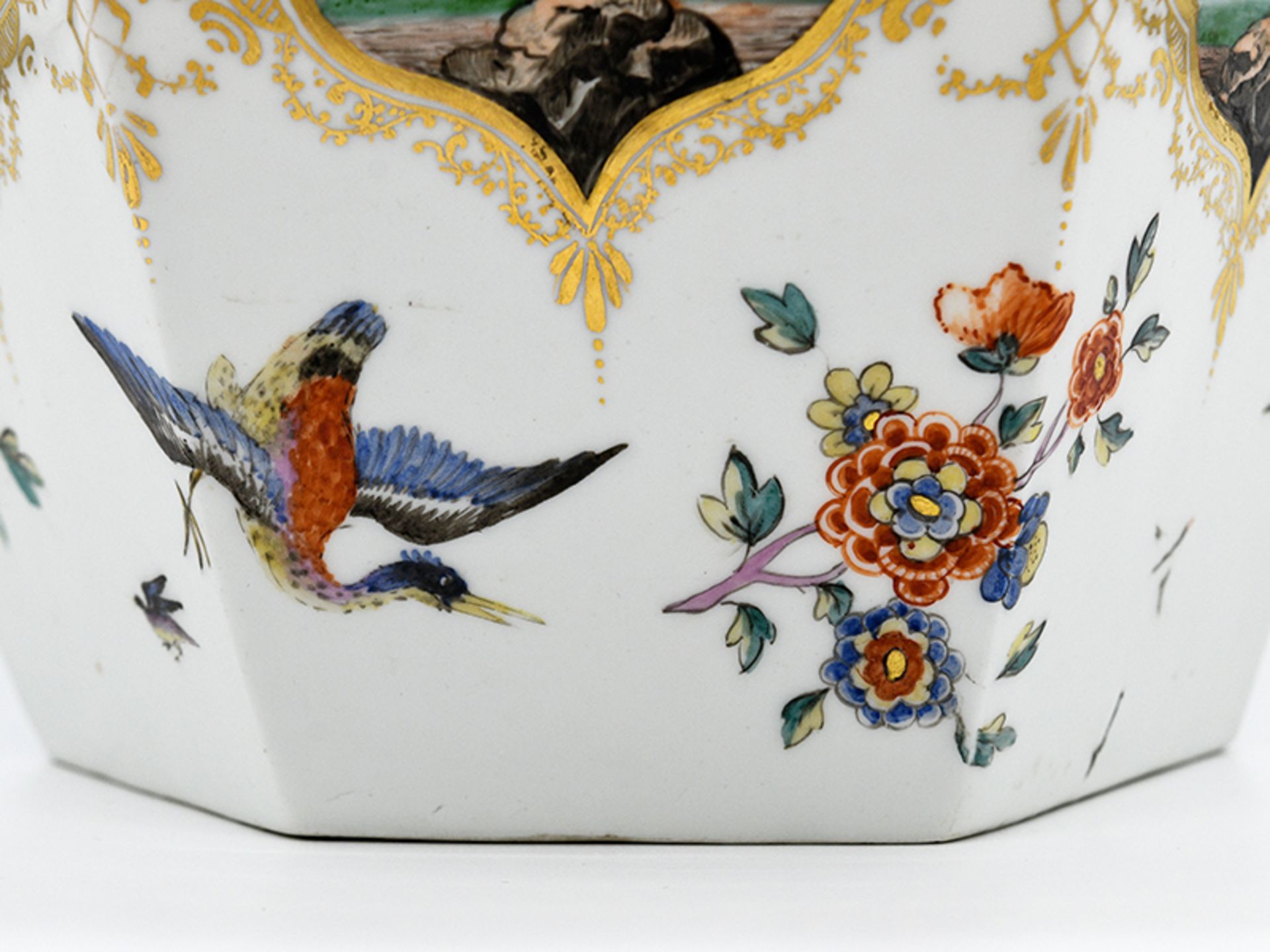 Große Augustus-Rex-Deckelvase mit Höroldt-Chinoiserien; Meissen; um 1730.<br><br>Weißporzellan mit p - Bild 12 aus 15