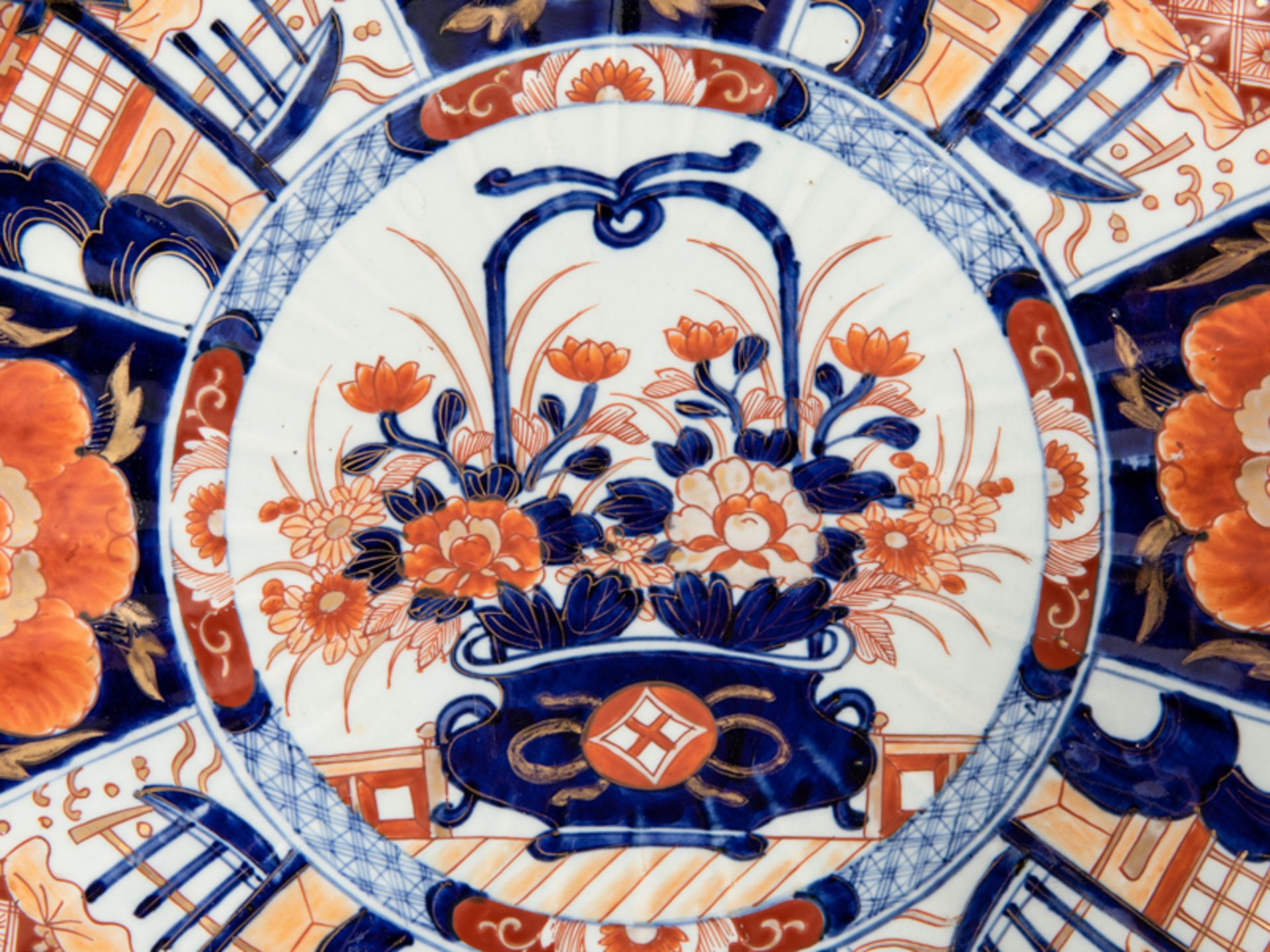 Großer und kleinerer Teller mit Imari-Dekoren; Japan; 19. Jh.Porzellan mit unter Glasur kobaltblauem - Image 2 of 6