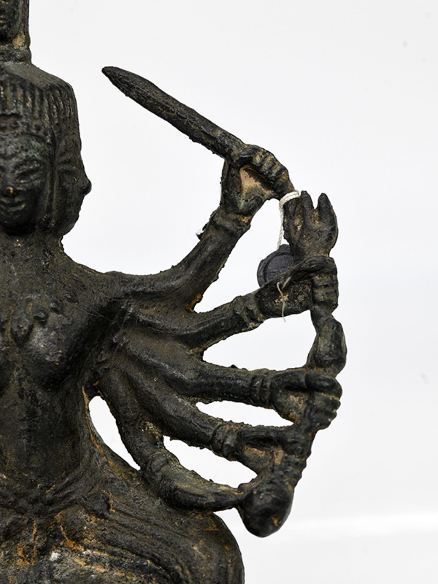 Vierköpfige Tara-Plastik; vermutlich Tibet/Nepal; wohl 18./19. Jh.Bronze; dunkel patiniert; auf - Image 7 of 11