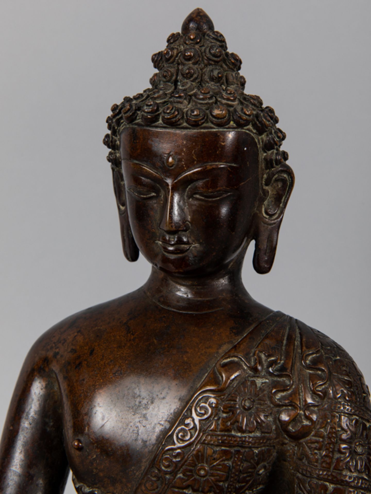 Buddha Shakyamuni; wohl Nepal; 19. Jh.Bronze; braungoldfarbig patiniert; mit verschlossener - Image 3 of 8