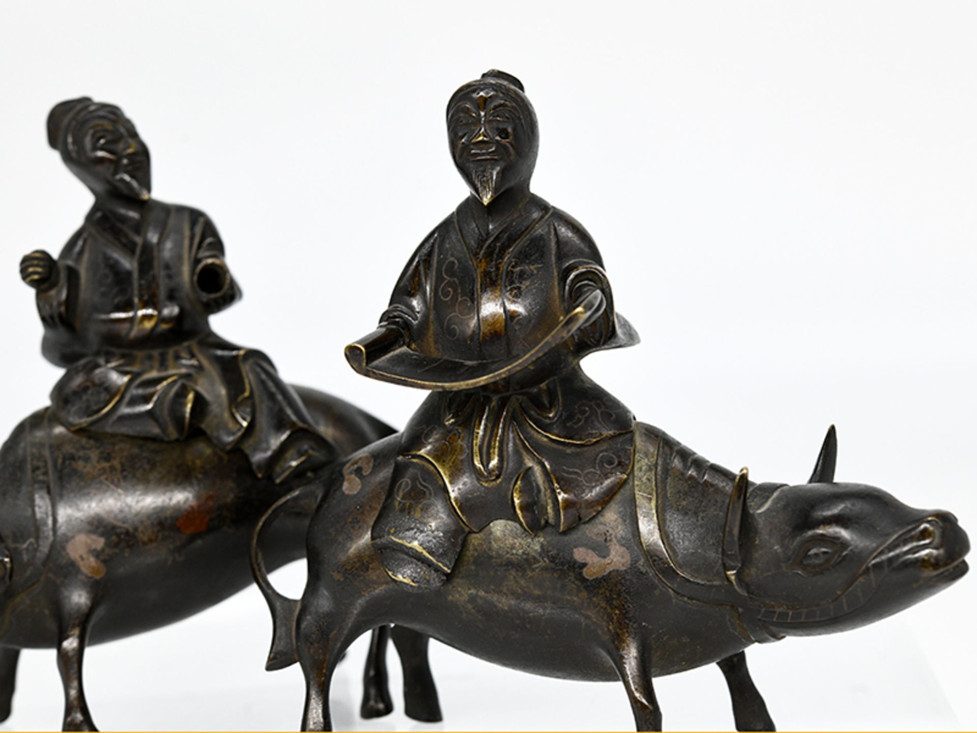 Paar Räuchergefäße als Wasserbüffelreiter-Plastiken ; China; 18./19. Jh.Bronze; jeweils 2-teilige - Image 5 of 11