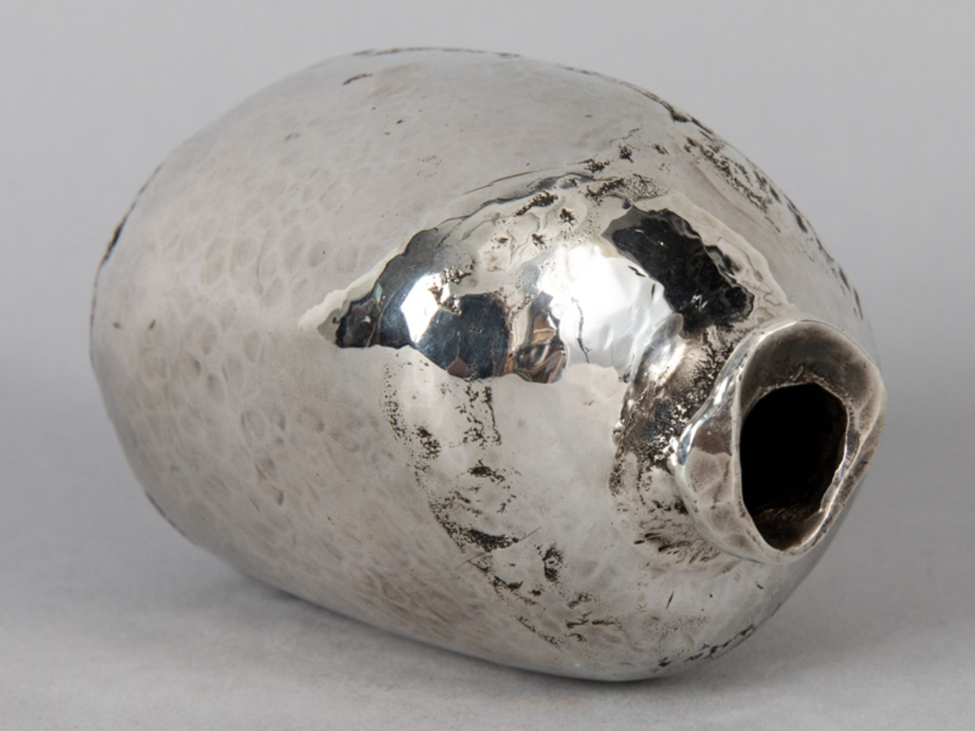 Gebauchte Enghalsvase; Entwurf: Burkhard Oly (Bad Orb 1938 - 2008 Hanau); 1979.925/-Silber; ca. - Image 3 of 7