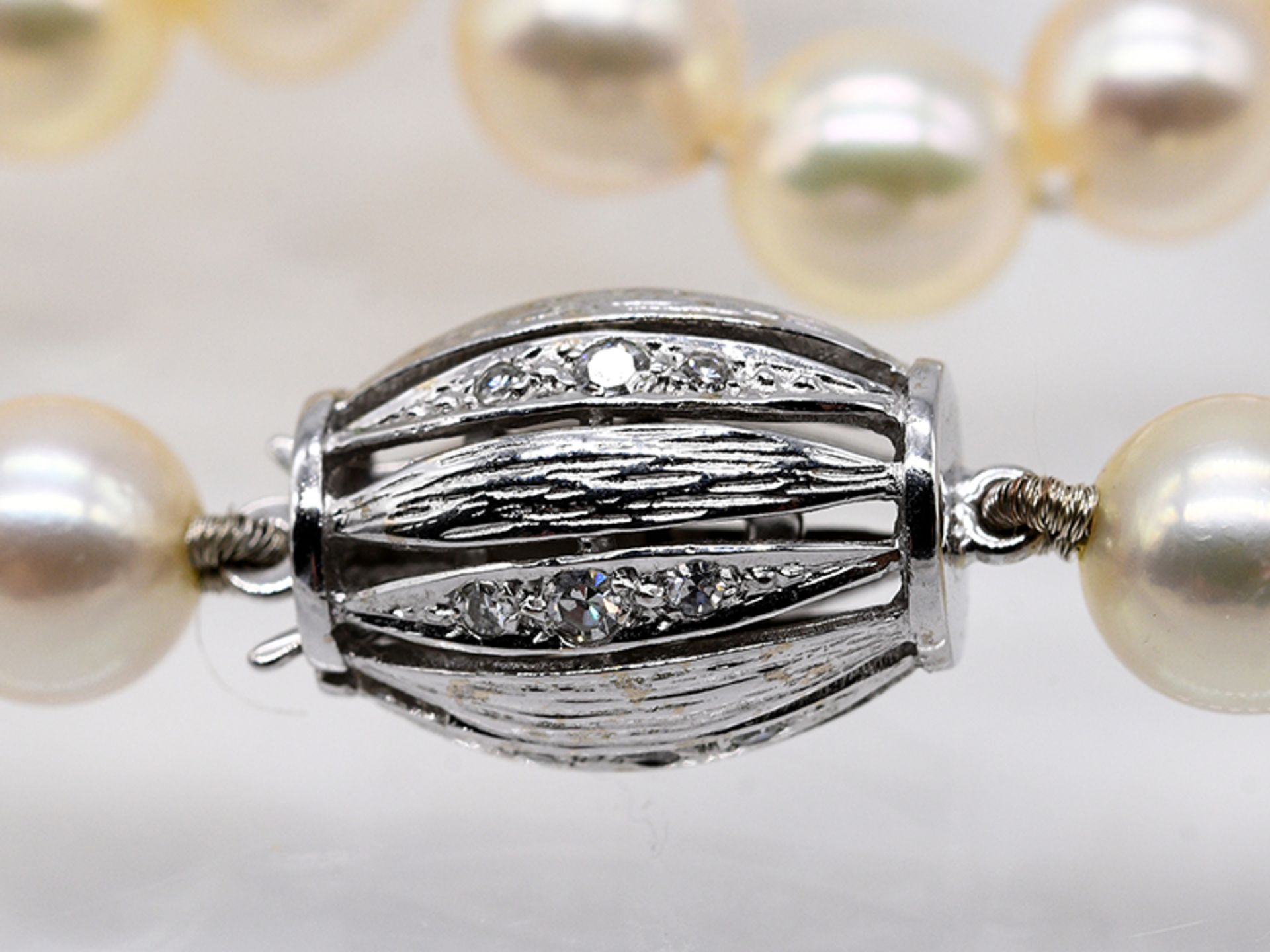 Lange Akoja-Perlenkette mit Brillanten besetztem Schloss; zus. ca. 0;18 ct; 90- er Jahre. - Image 2 of 2
