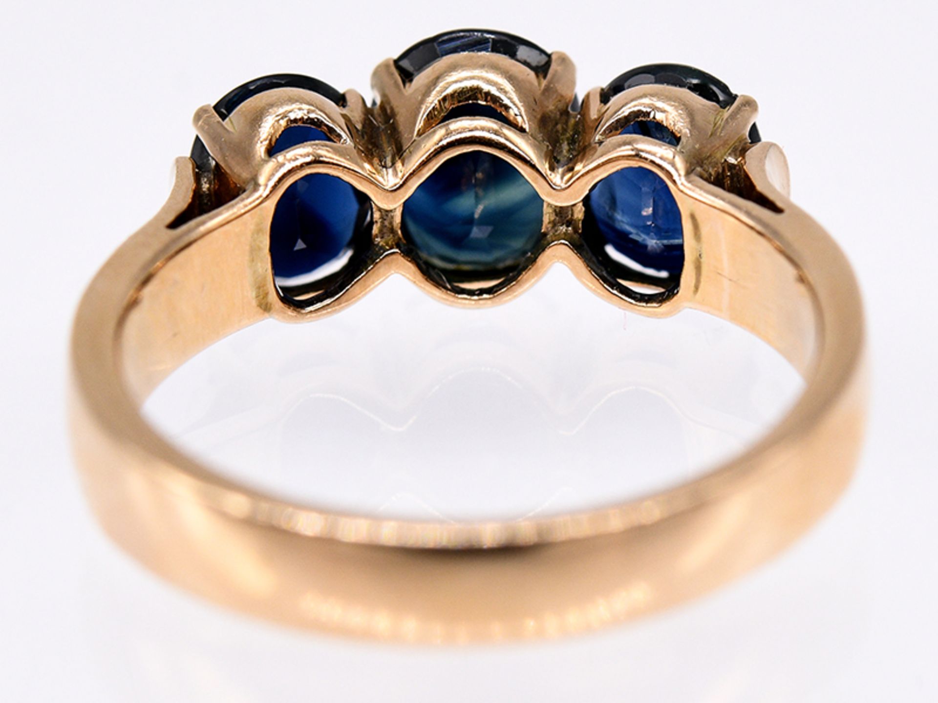 Ring mit 3 Saphiren; 50- Jahre.585/- Gelbgold. Gesamtgewicht ca. 4;3 g. Drei nebeneinander - Image 4 of 4