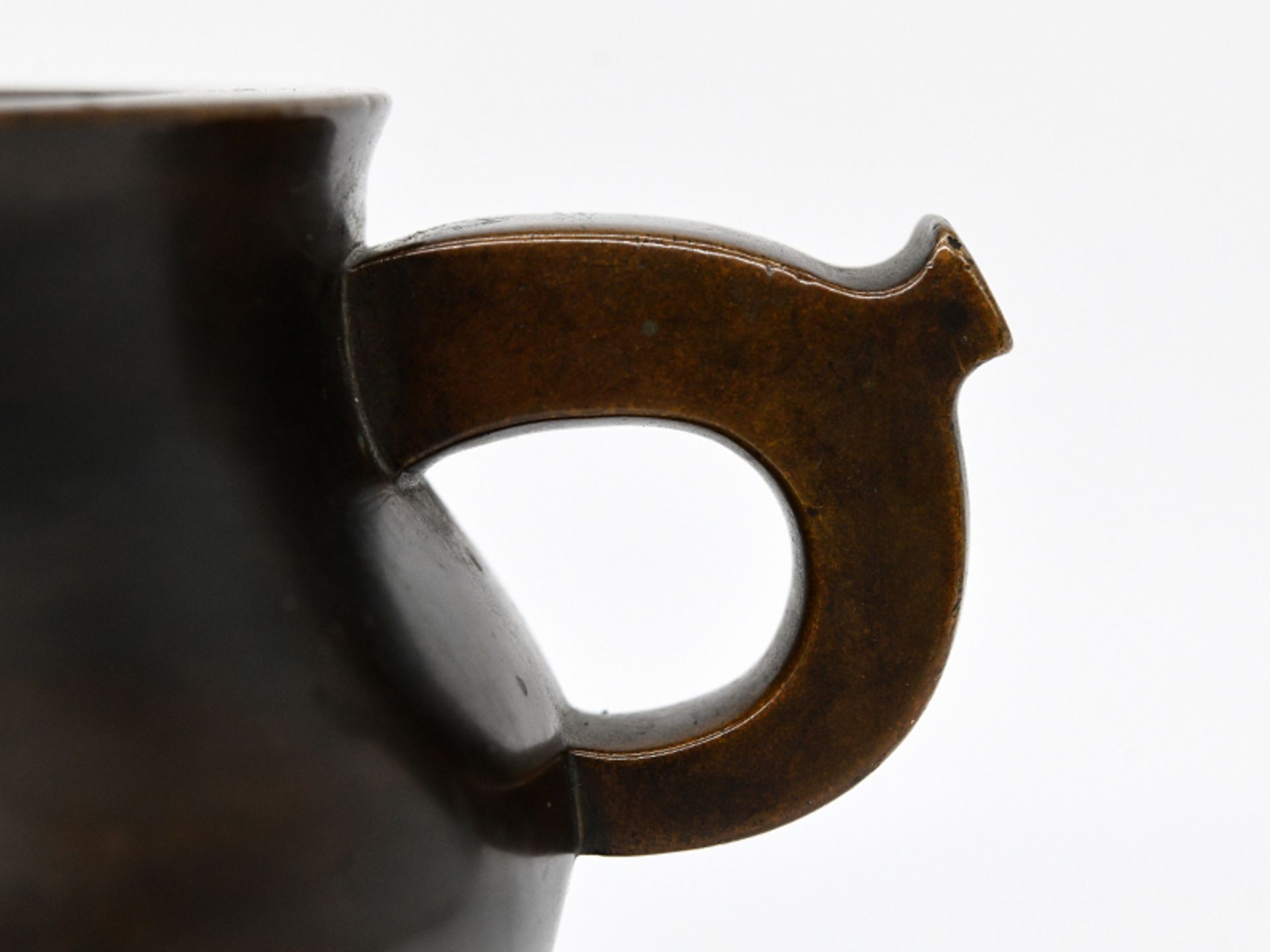 Bronze-Gefäß (Koro/Räuchergefäß); China; Xuande-Marke; wohl 18. Jh.Rundschale auf 3 Füßen mit - Image 6 of 8