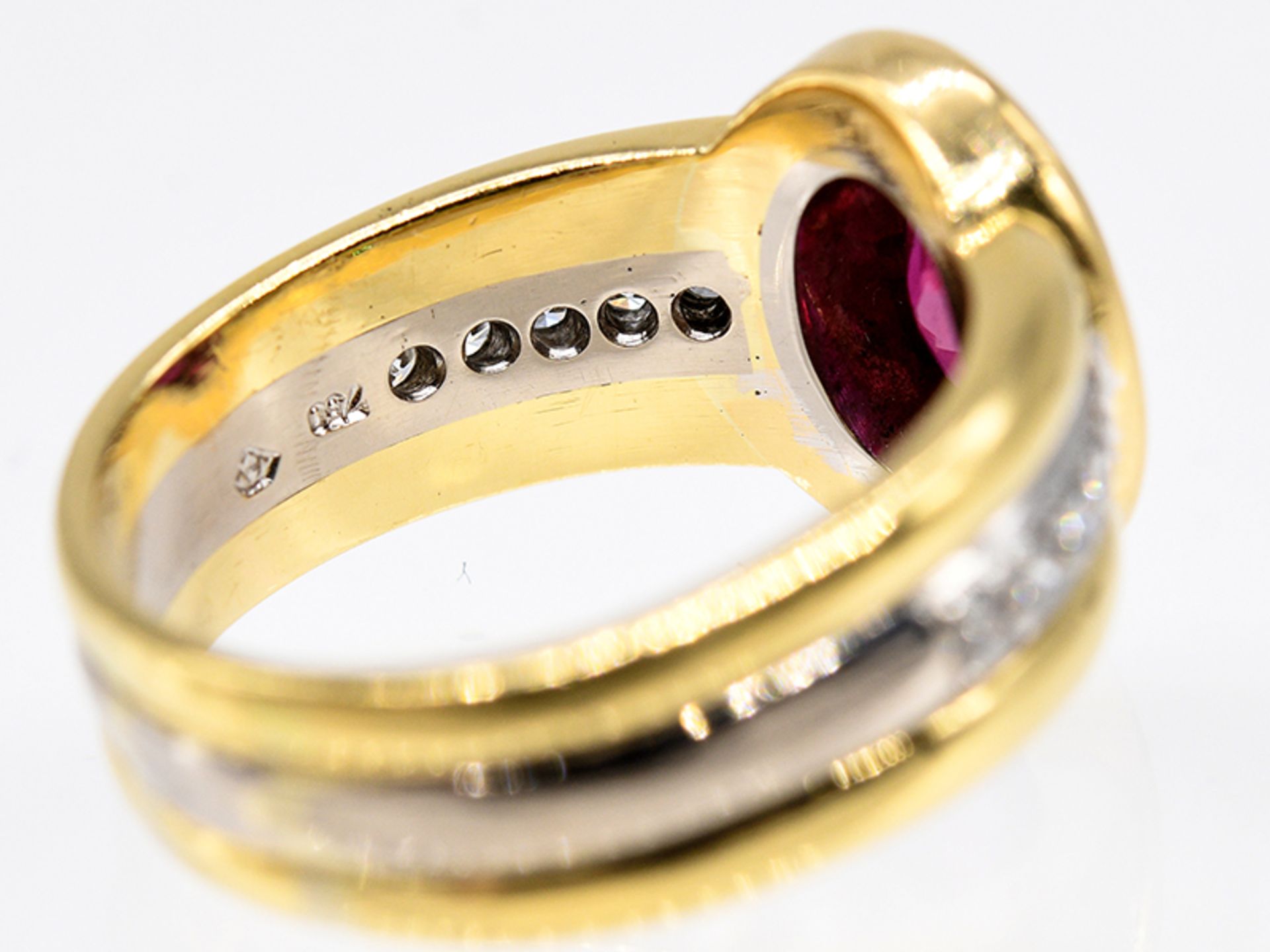 Ring mit sehr hochwertigem Rubin ca. 1;1 ct und 10 Brillanten; zus. ca. 0;16 ct; 90- er Jahre. - Image 5 of 6