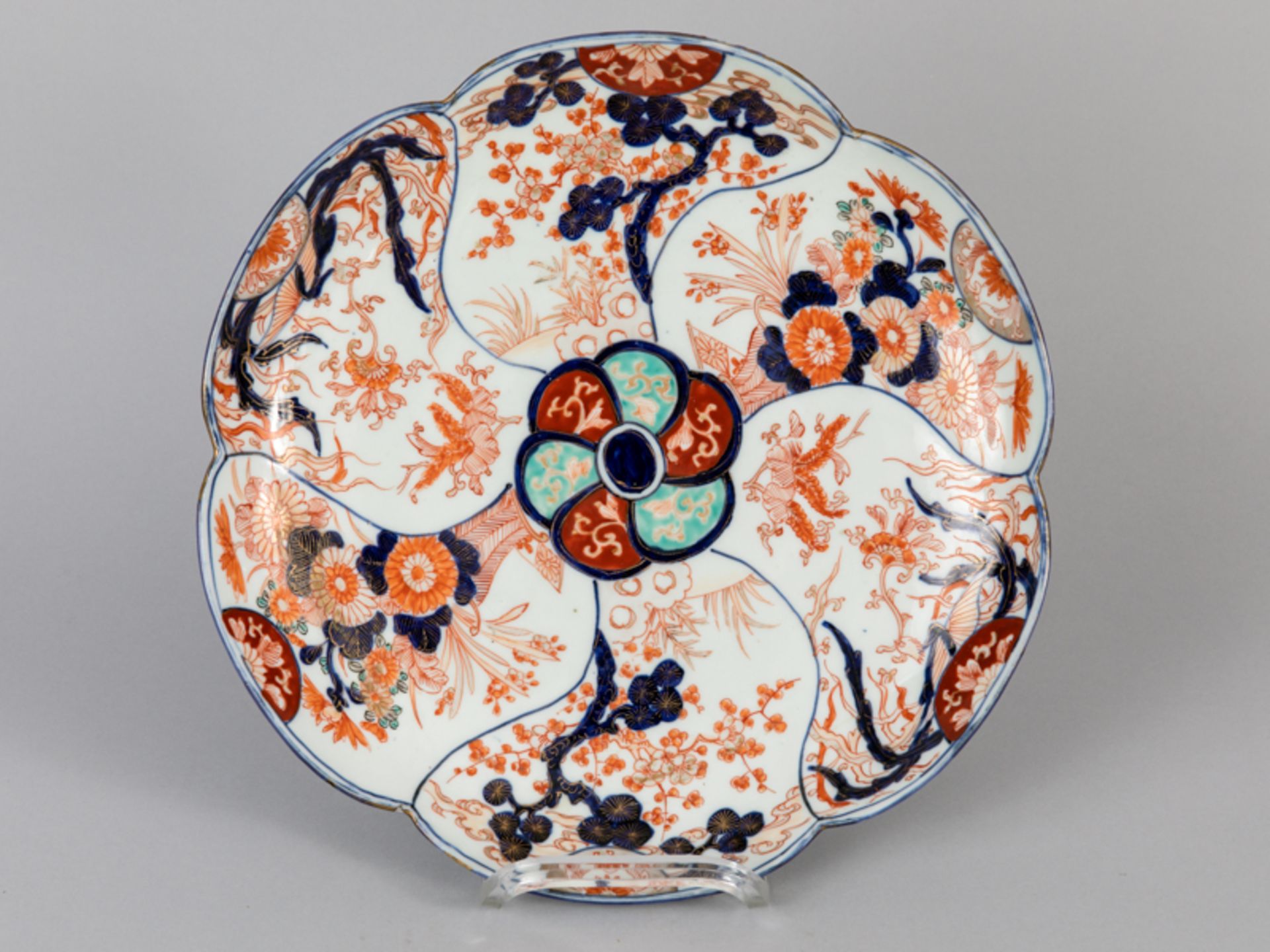 Größere Schale mit Imari-Dekor; Japan; 19. Jh.Porzellan mit unter Glasur kobaltblauer Malerei;