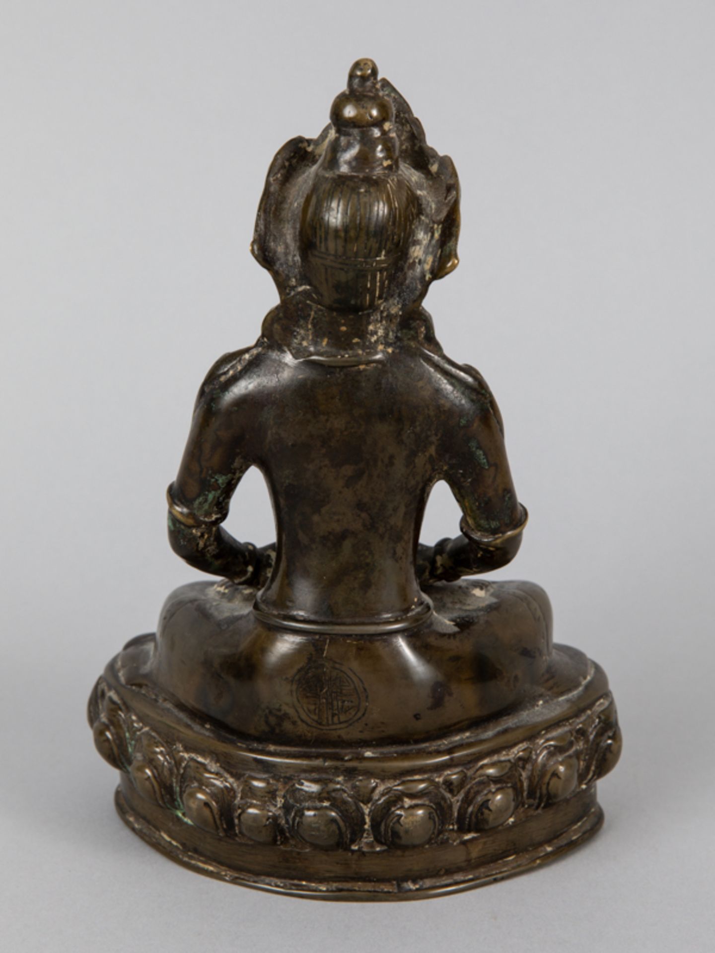 Kleine Plastik des Buddha Dhyana; wohl Tibetochinesisch; 19./20. Jh.Bronze; patiniert; auf - Image 6 of 10