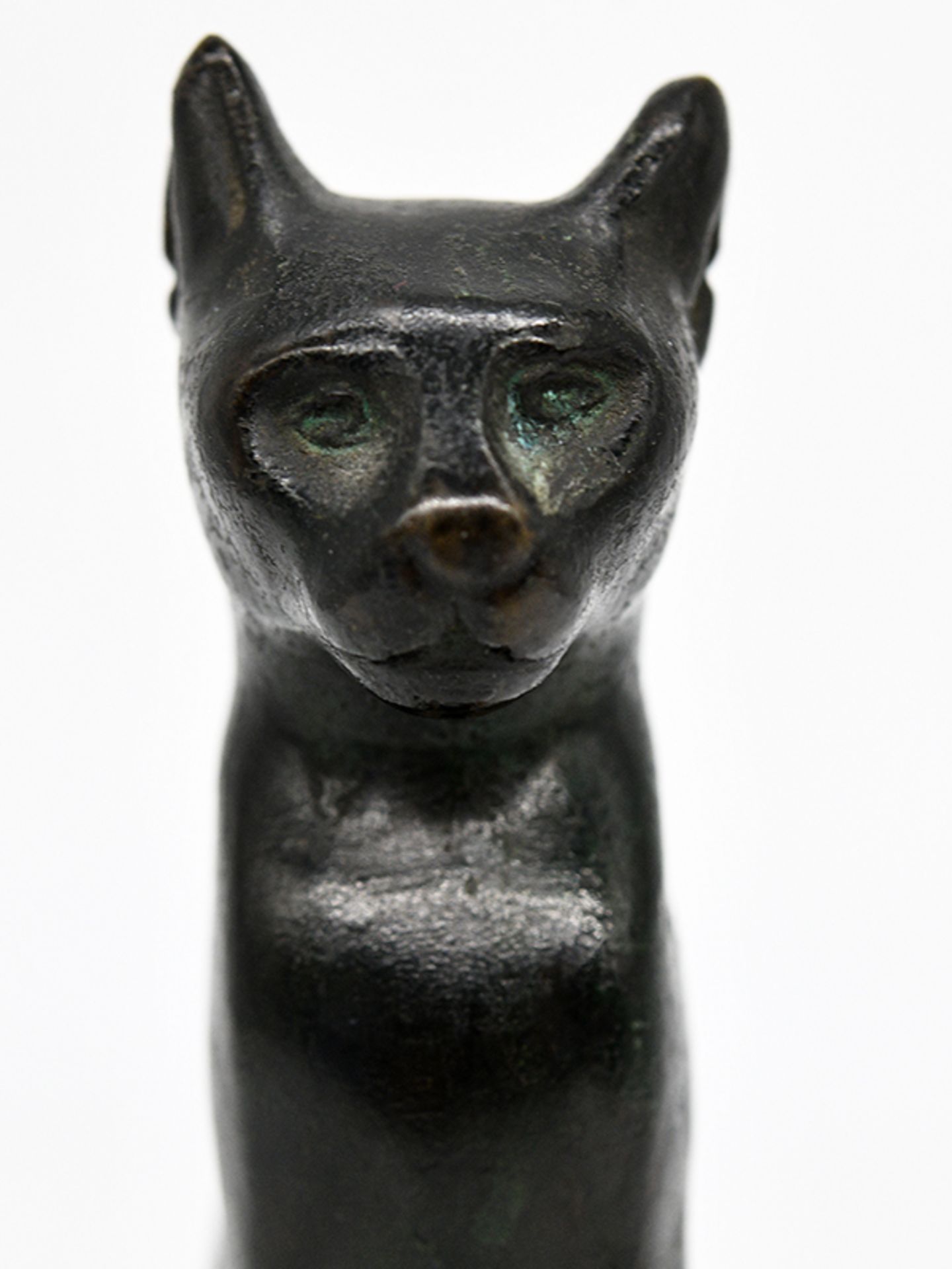 Kleine Bronzeplastik einer Bastet Katze; 20. Jh.Dunkel patinierte Bronze; auf einem Quadersockel - Image 6 of 7