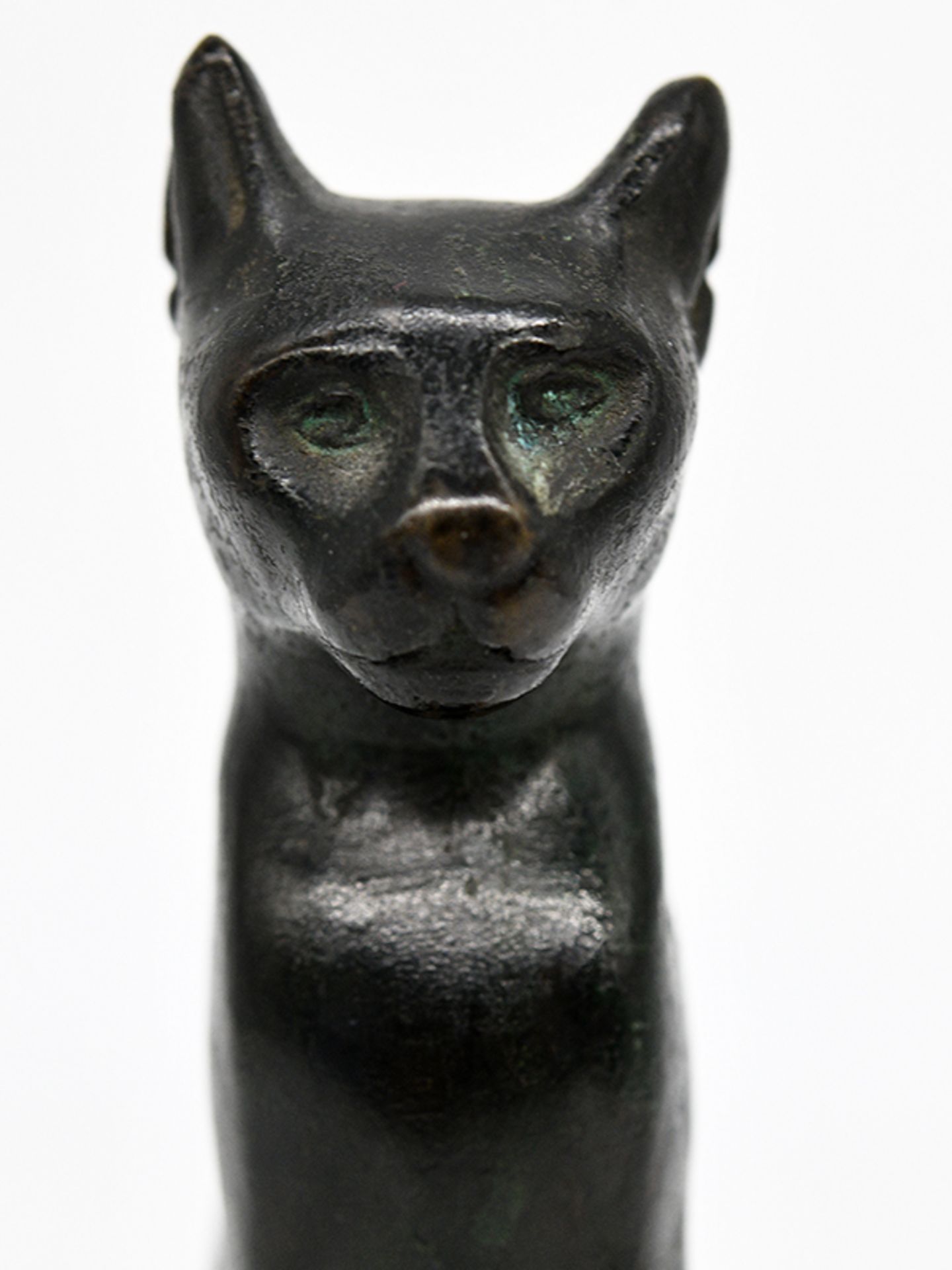 Kleine Bronzeplastik einer Bastet Katze; 20. Jh.<br><br>Dunkel patinierte Bronze; auf einem Quaderso - Bild 6 aus 7