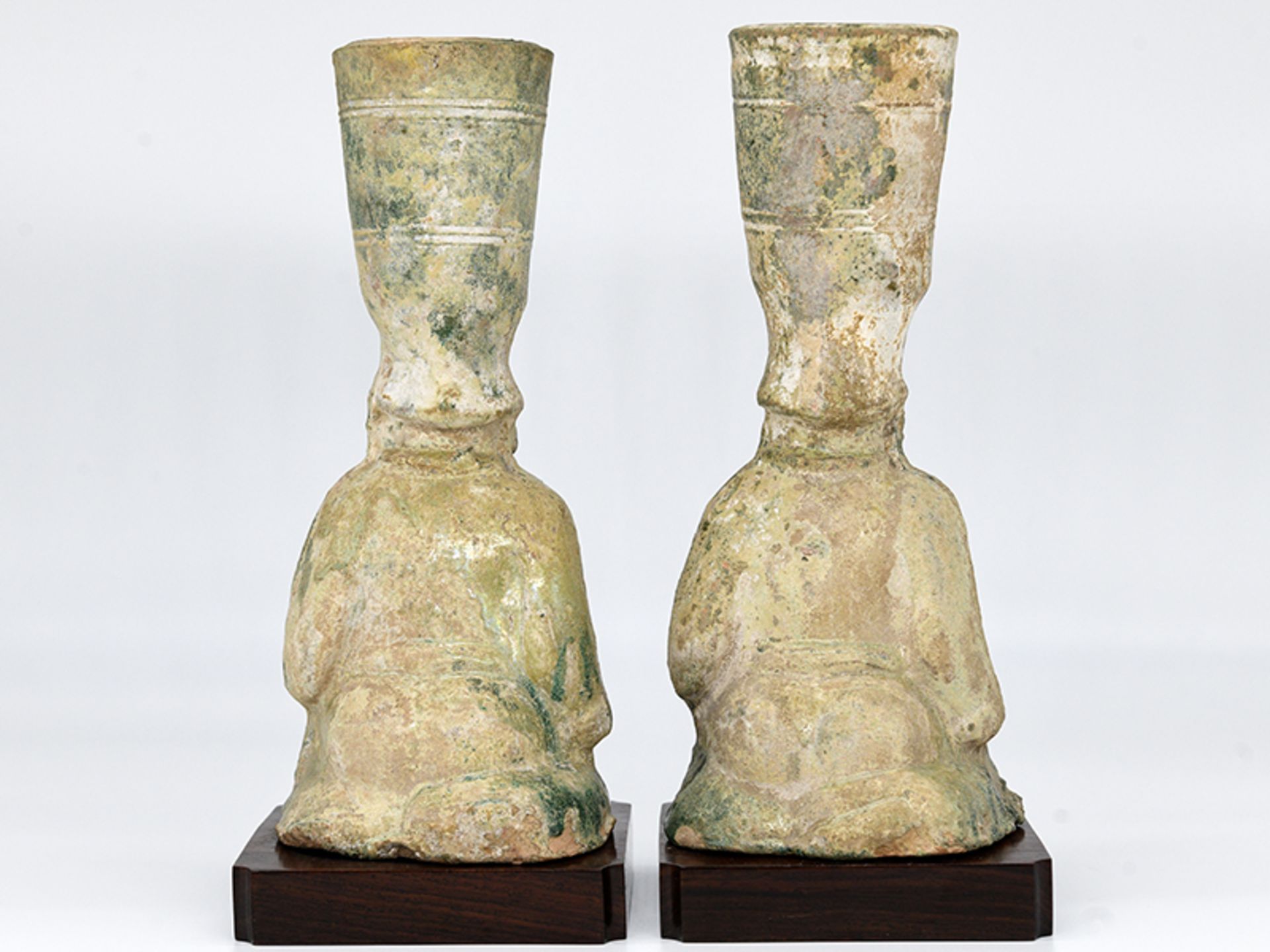 Paar figürliche Oellampen; China; wohl Han-Dynastie (206 v.Chr. - 220 n.Chr.).Terracotta/Steinzeug - Image 11 of 16