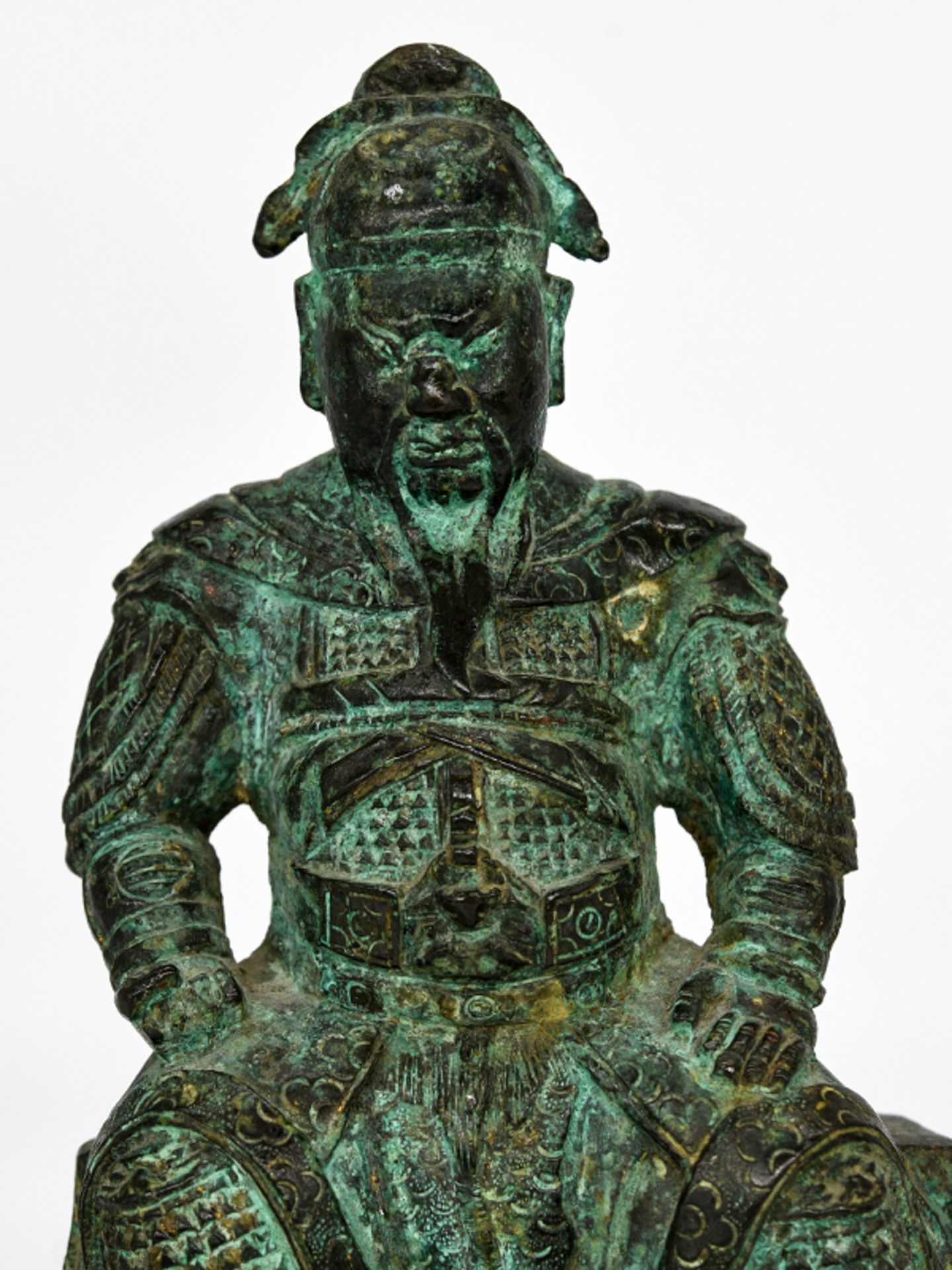 Figur eines chinesischen Kriegers bzw. Feldherrn; China; wohl 19. Jh.Bronze; grünliche Patina mit - Image 2 of 8