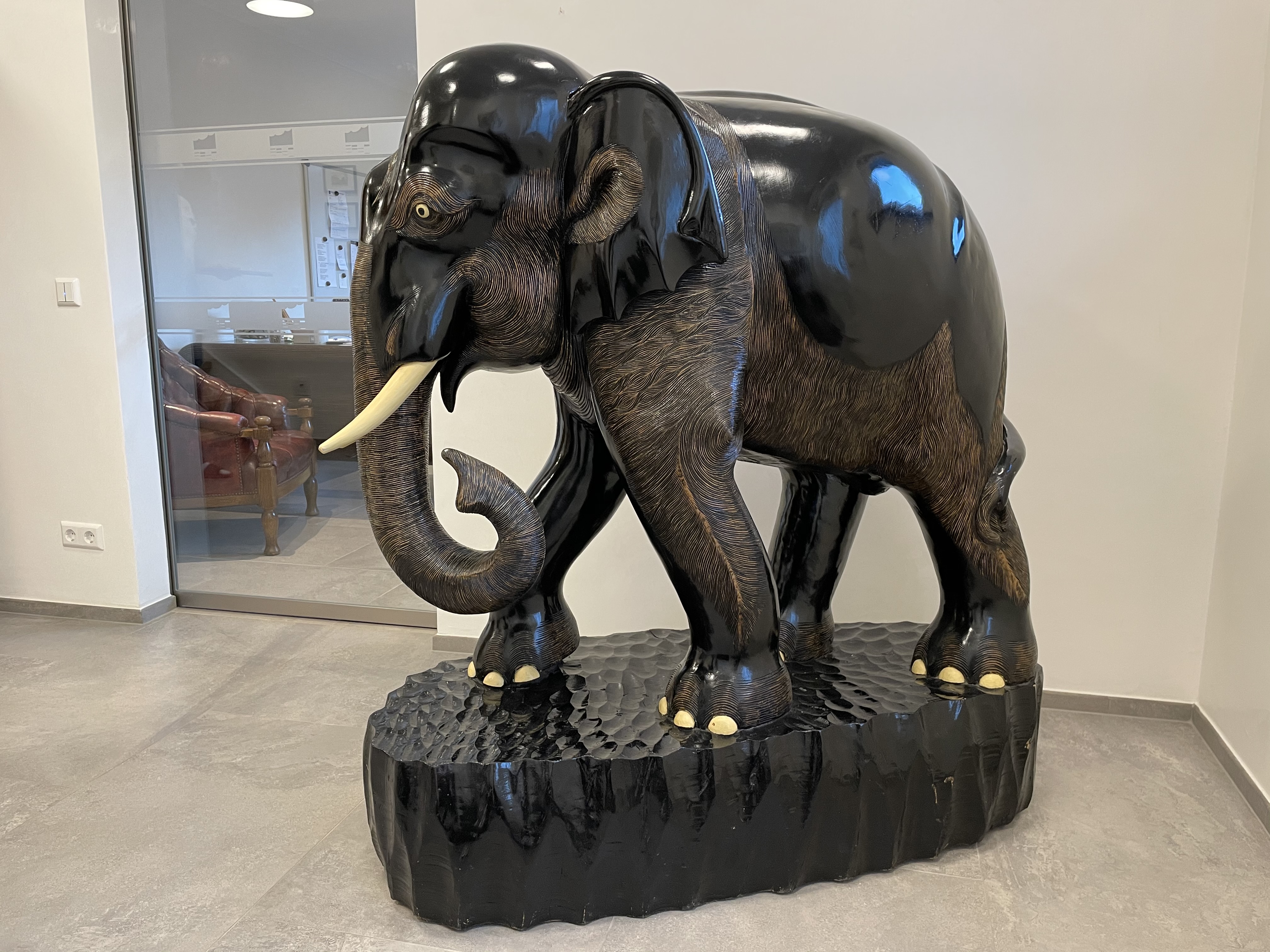 Großplastik "Elefant"; Südostasien; 20. Jh.Massivholz; geschnitzt und mit schwarzer - Image 3 of 8