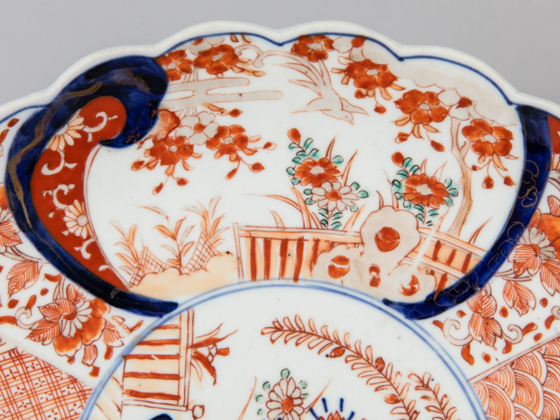 Großer Imari-Teller; China; Ende 19. Jh.<br><br>Porzellan mit unter Glasur blauem sowie eisenrotem u - Bild 4 aus 5