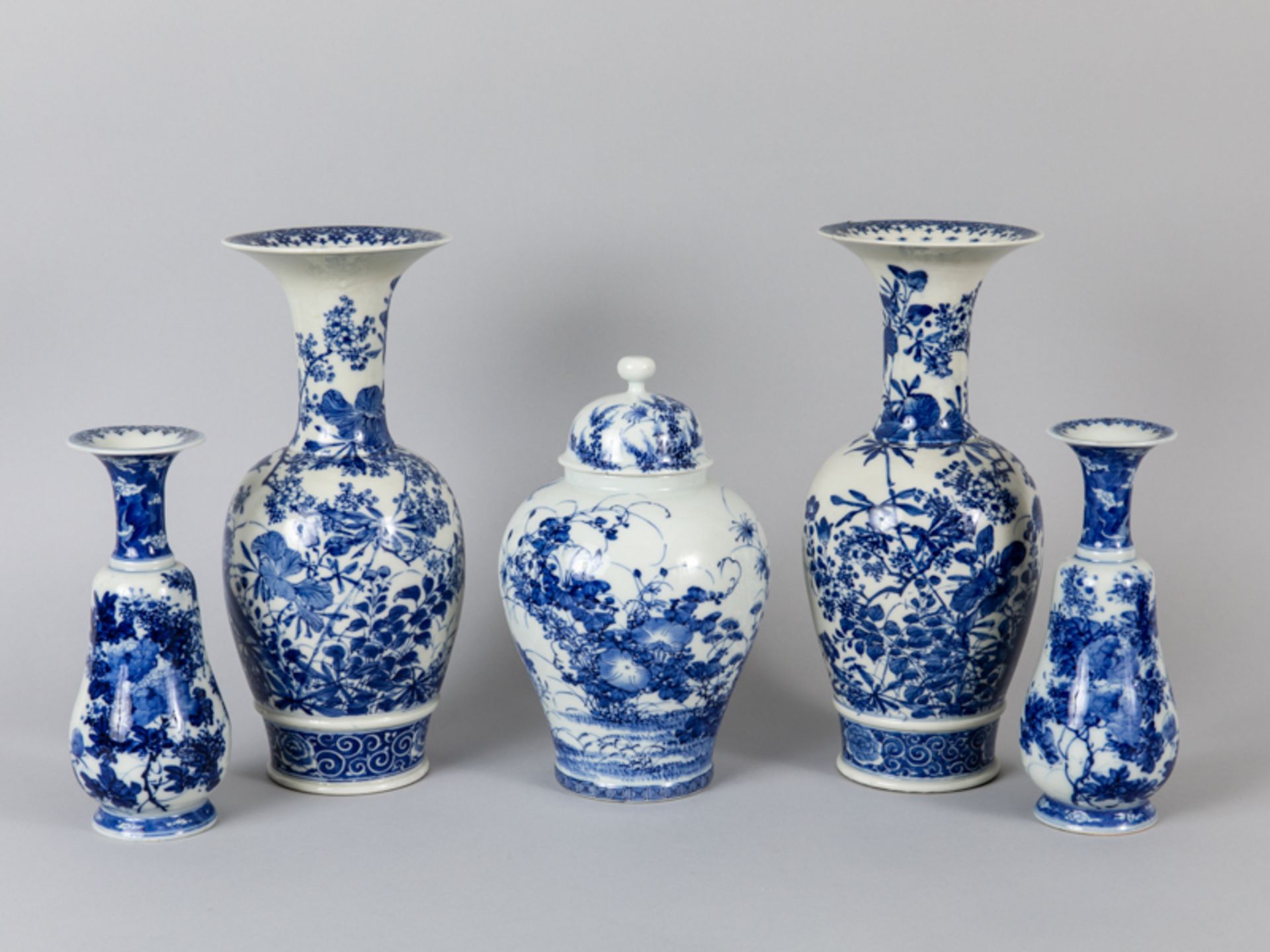 2 Arita-Vasen-Paare + Deckelvase mit Blaumalerei; Japan; Meiji-Zeit (1868 - 1912).Weißporzellan