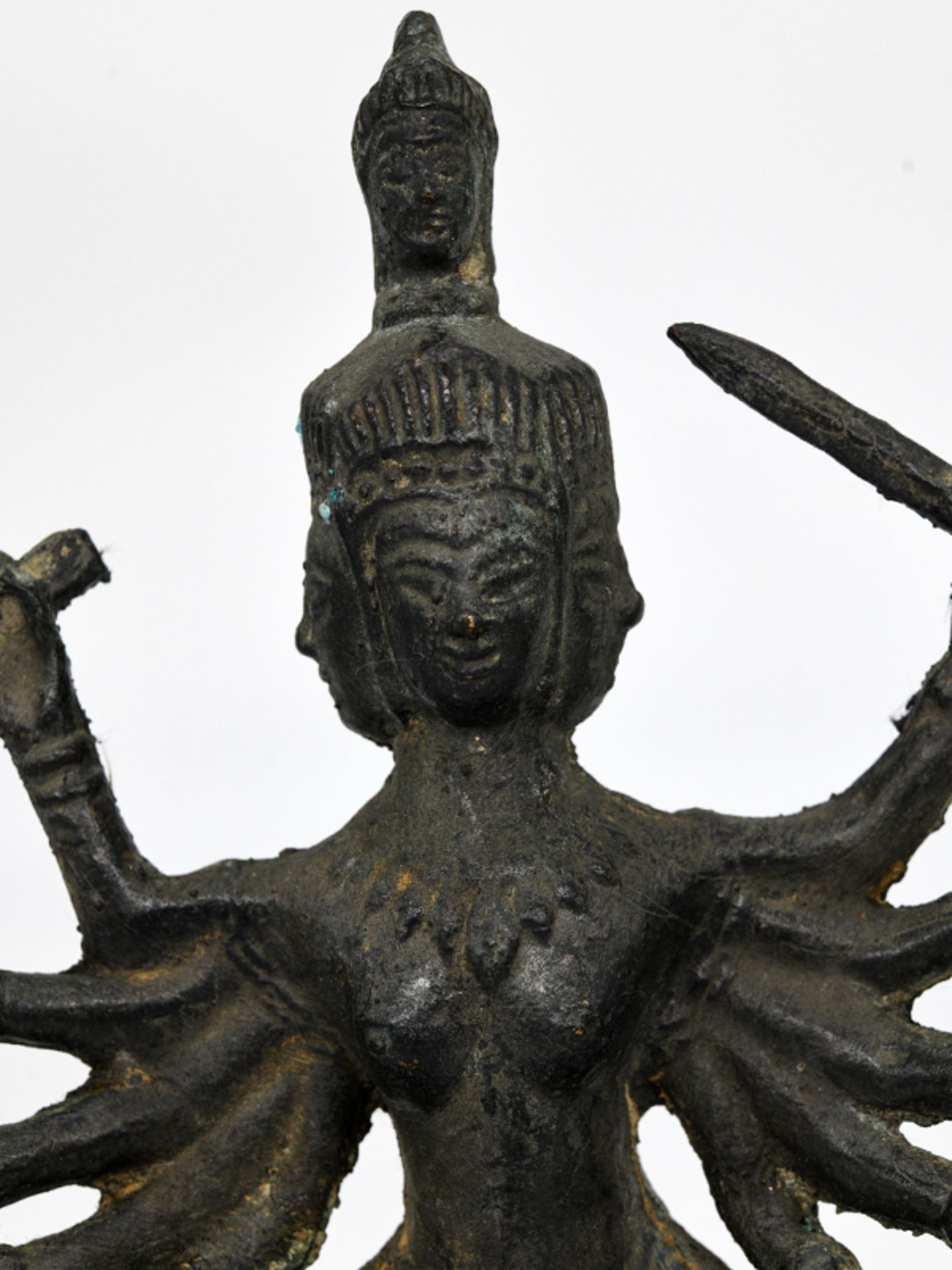 Vierköpfige Tara-Plastik; vermutlich Tibet/Nepal; wohl 18./19. Jh.Bronze; dunkel patiniert; auf - Image 2 of 11