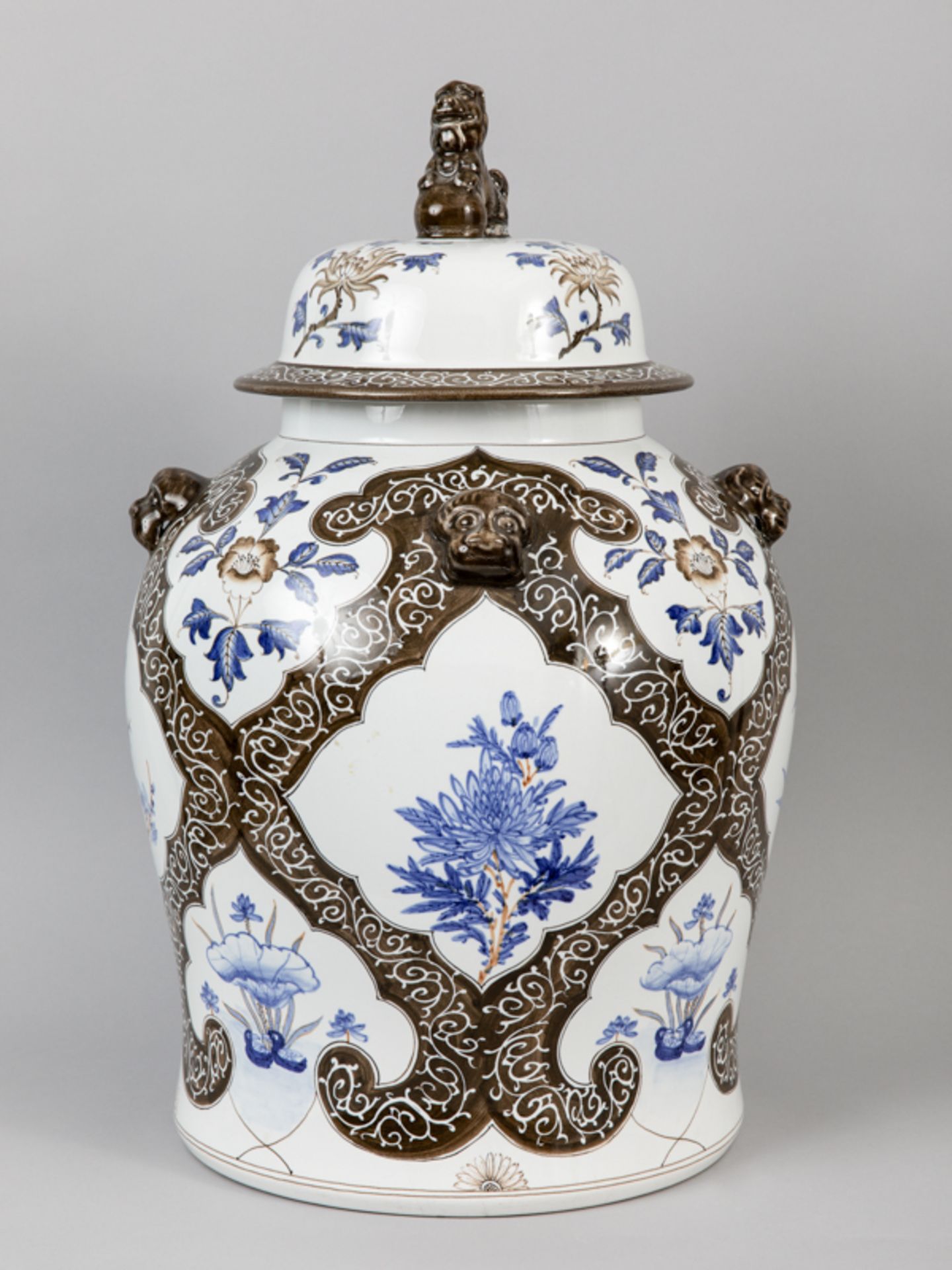 Große Deckelvase mit chinoisem Dekor; 2. Hälfte 20. Jh.Steingut mit unter Glasur braunem und - Image 10 of 10