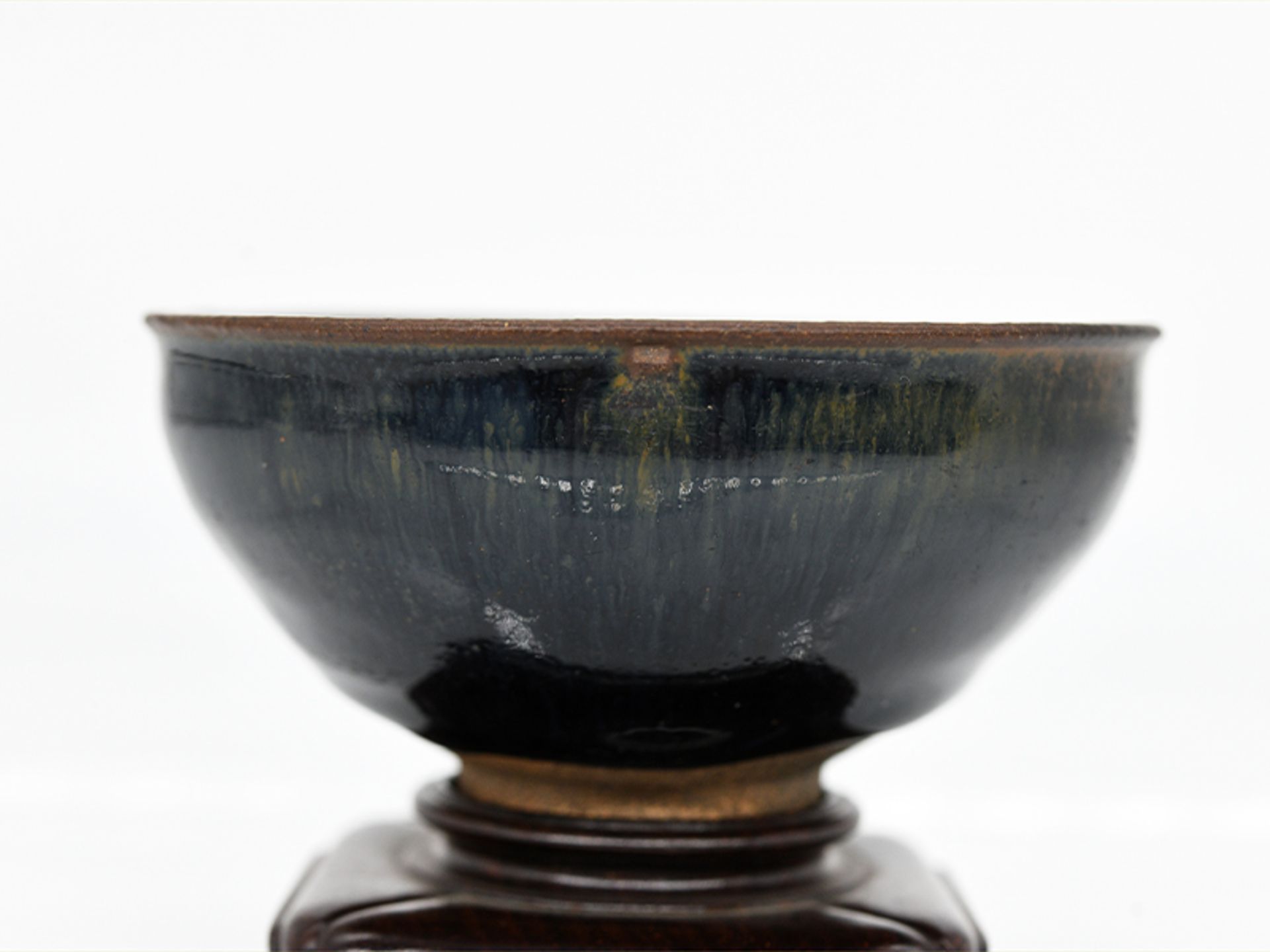 Tenmoku-Teeschale ("Jian-ware"); China; Song Dynastie (960 - 1279).Steinzeug mit schwarz-braun - Image 4 of 6