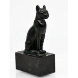 Kleine Bronzeplastik einer Bastet Katze; 20. Jh.Dunkel patinierte Bronze; auf einem Quadersockel