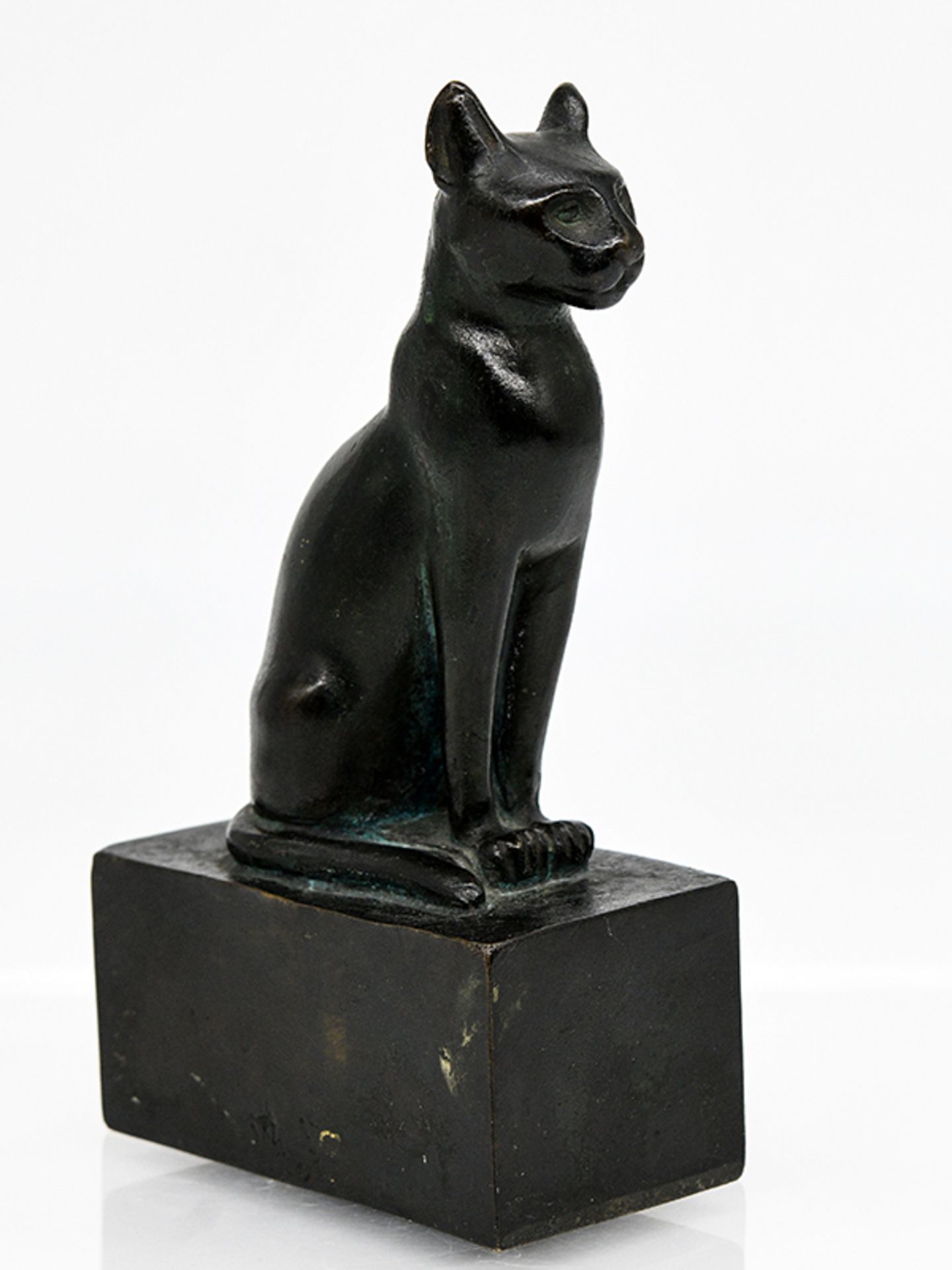 Kleine Bronzeplastik einer Bastet Katze; 20. Jh.Dunkel patinierte Bronze; auf einem Quadersockel