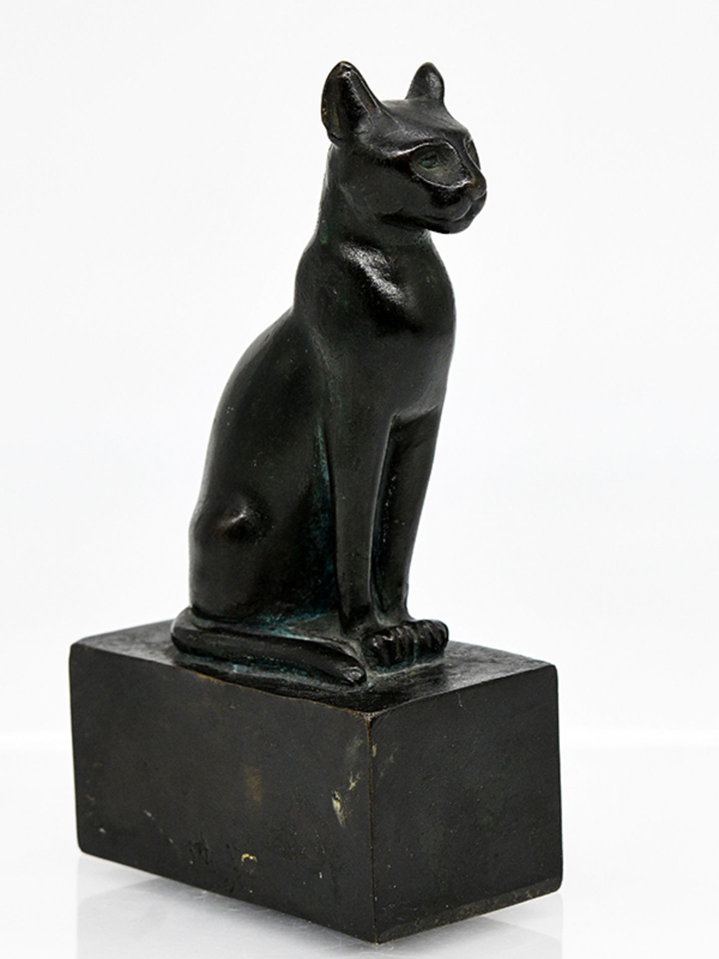 Kleine Bronzeplastik einer Bastet Katze; 20. Jh.<br><br>Dunkel patinierte Bronze; auf einem Quaderso