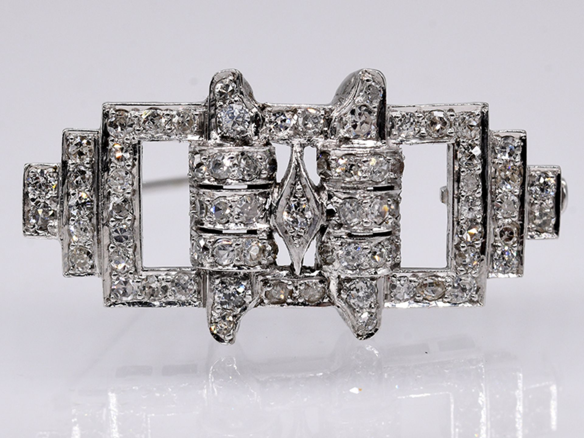 Brosche mit ca. 65 Altschliff-Diamanten; zus. ca. 0;80 ct; Art Deco.Platin. Gesamtgewicht ca. 9 g.