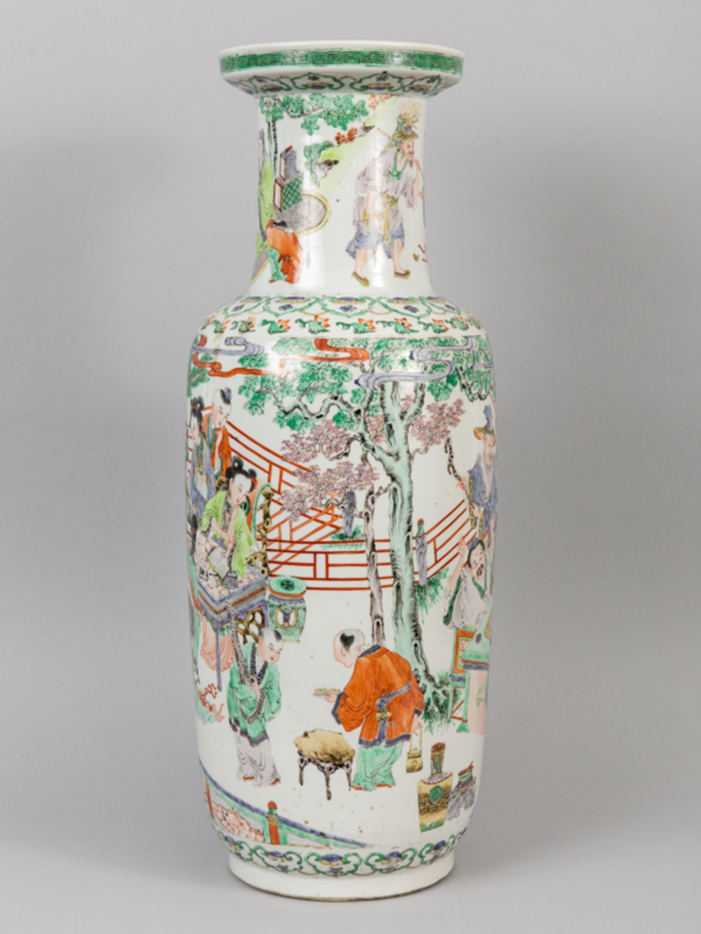 Große Rouleau Vase "famille verte"; China; 19. Jh.Porzellan mit reicher polychromer "famille- - Image 6 of 9