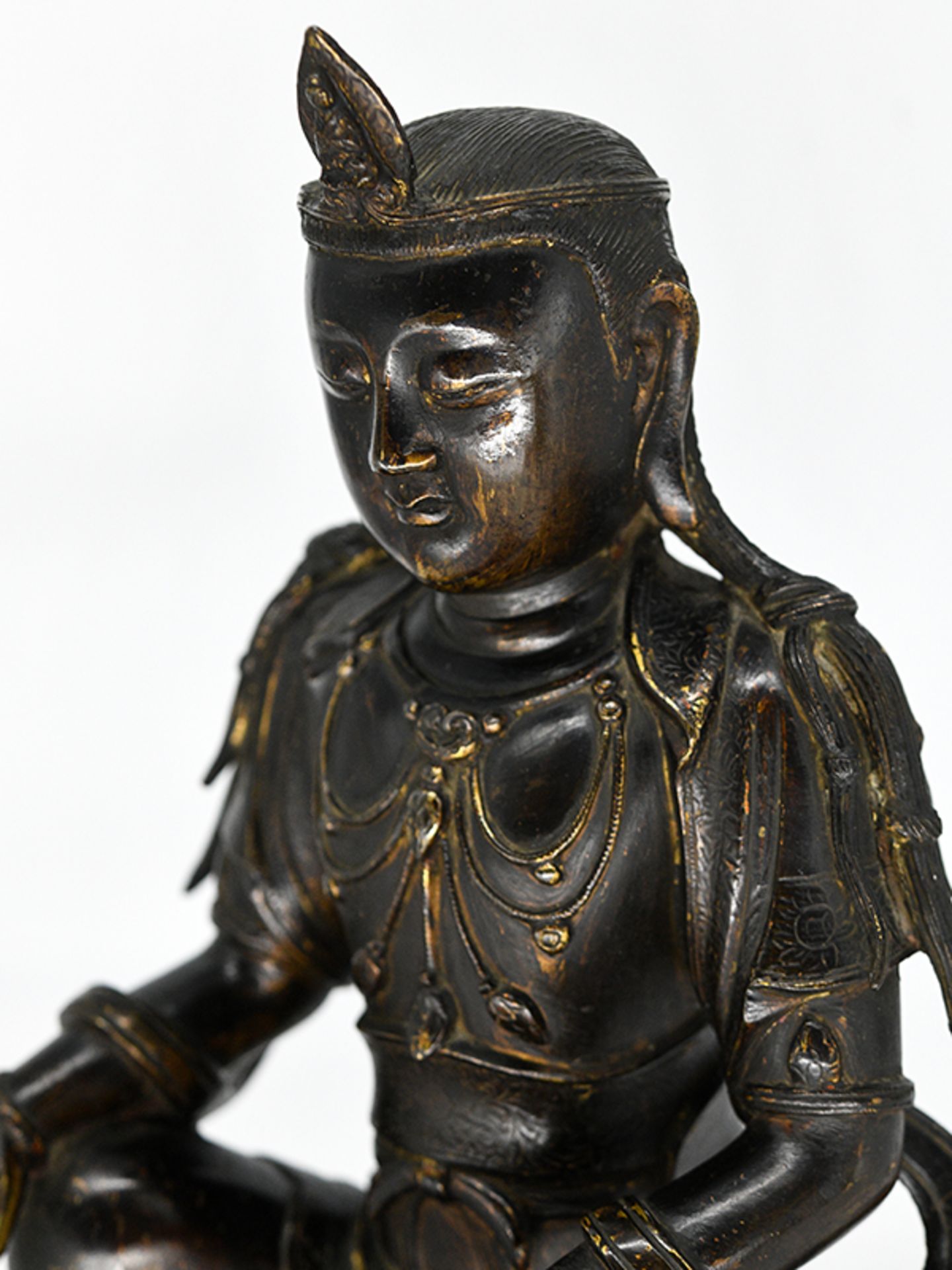 Bronze-Plastik der "Guan Yin"/ Buddha; China; wohl Ming-Dynastie (1368 - 1644).<br><br>Bronze mit Re - Bild 12 aus 20